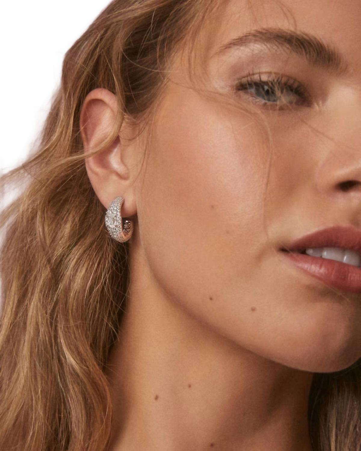 Aretes de mujer color plateado