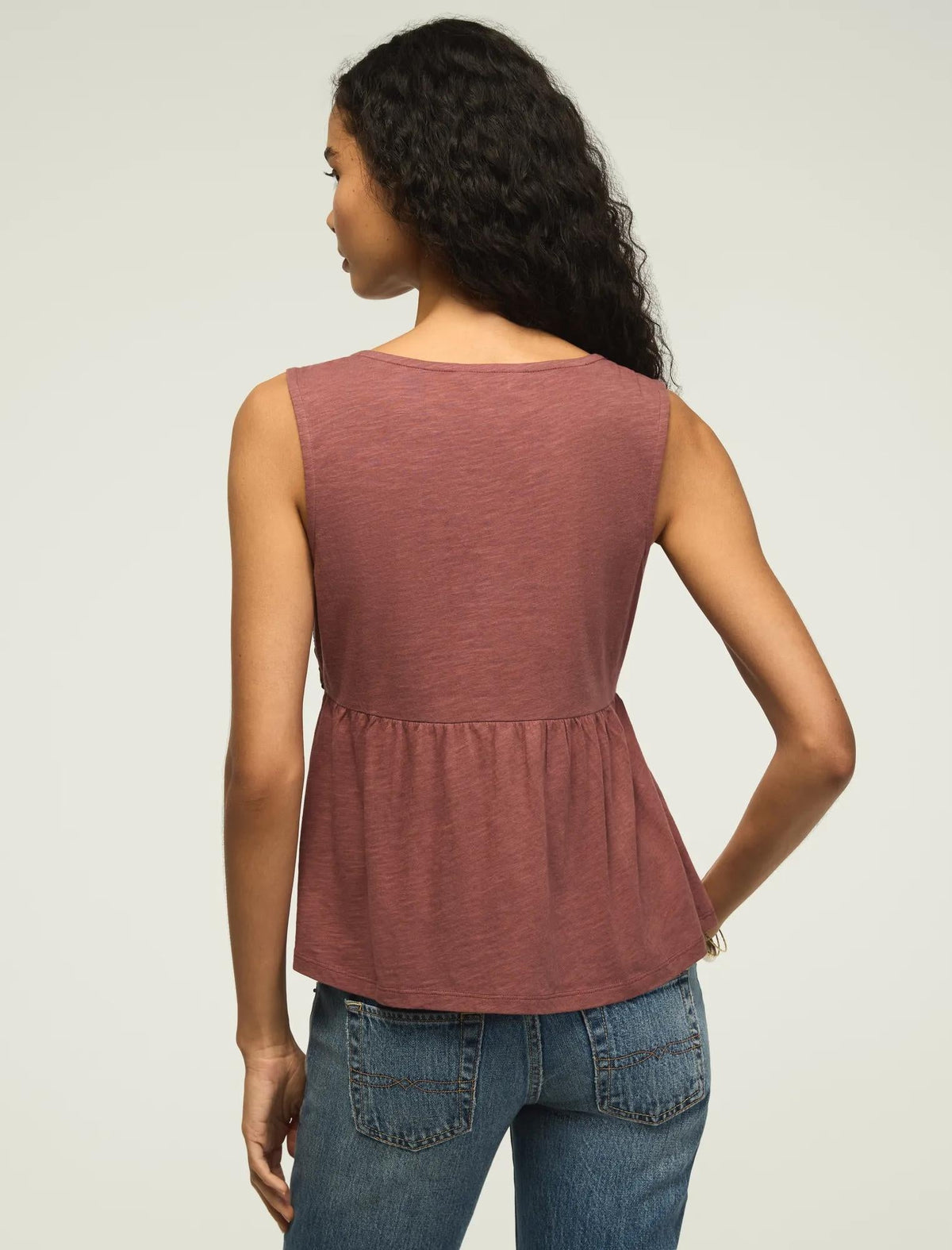 Camiseta sin mangas de mujer con cuello en V con bordado