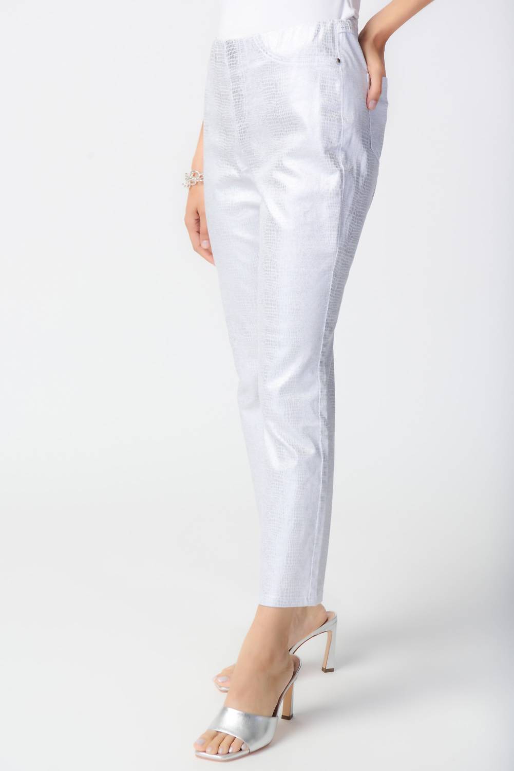Pantalón color blanco y plateado