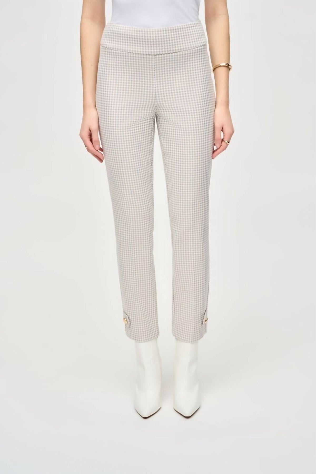 Pantalón de corte ajustado color blanco y beige