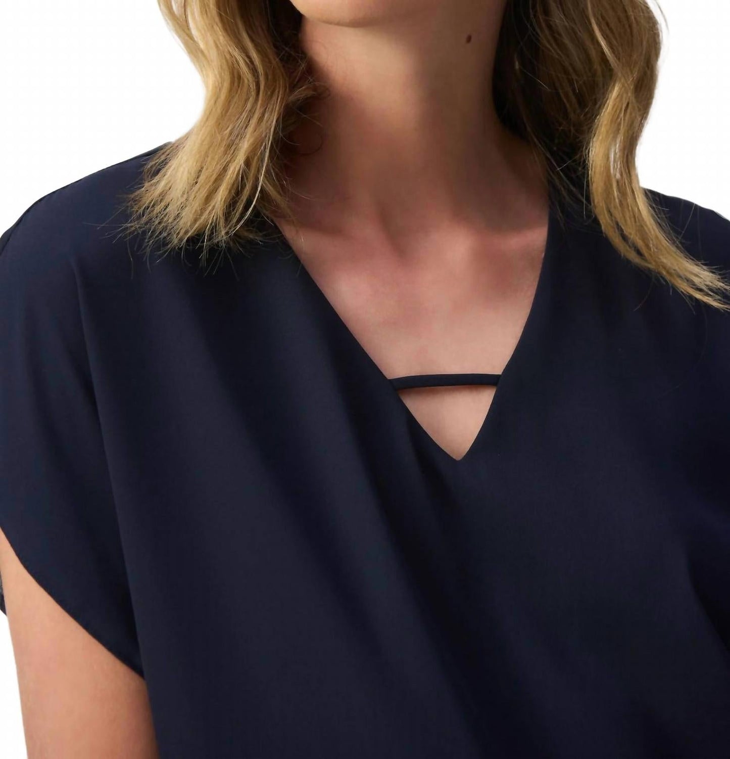 Top con cuello en V color azul