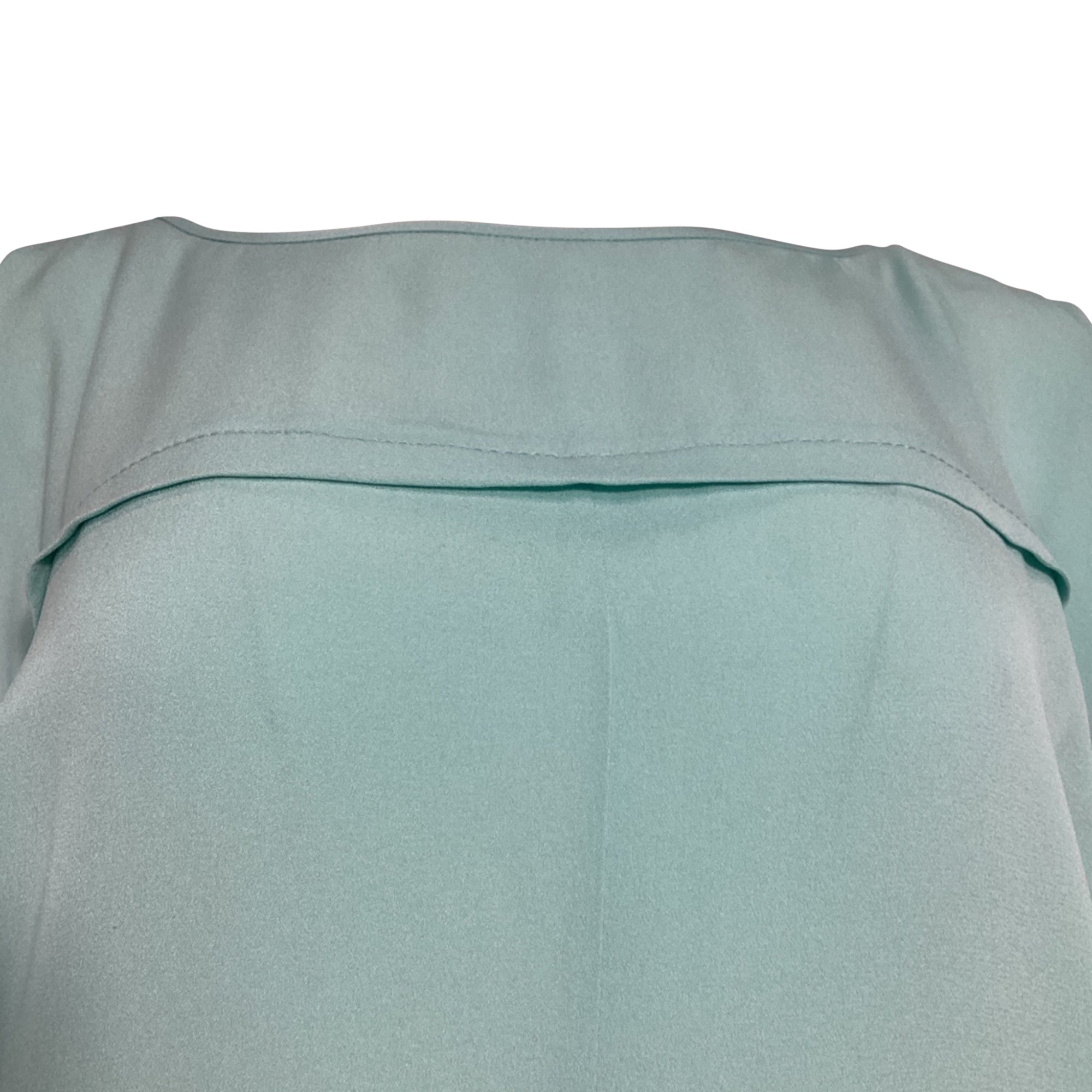 Blusa de seda de manga corta color turquesa