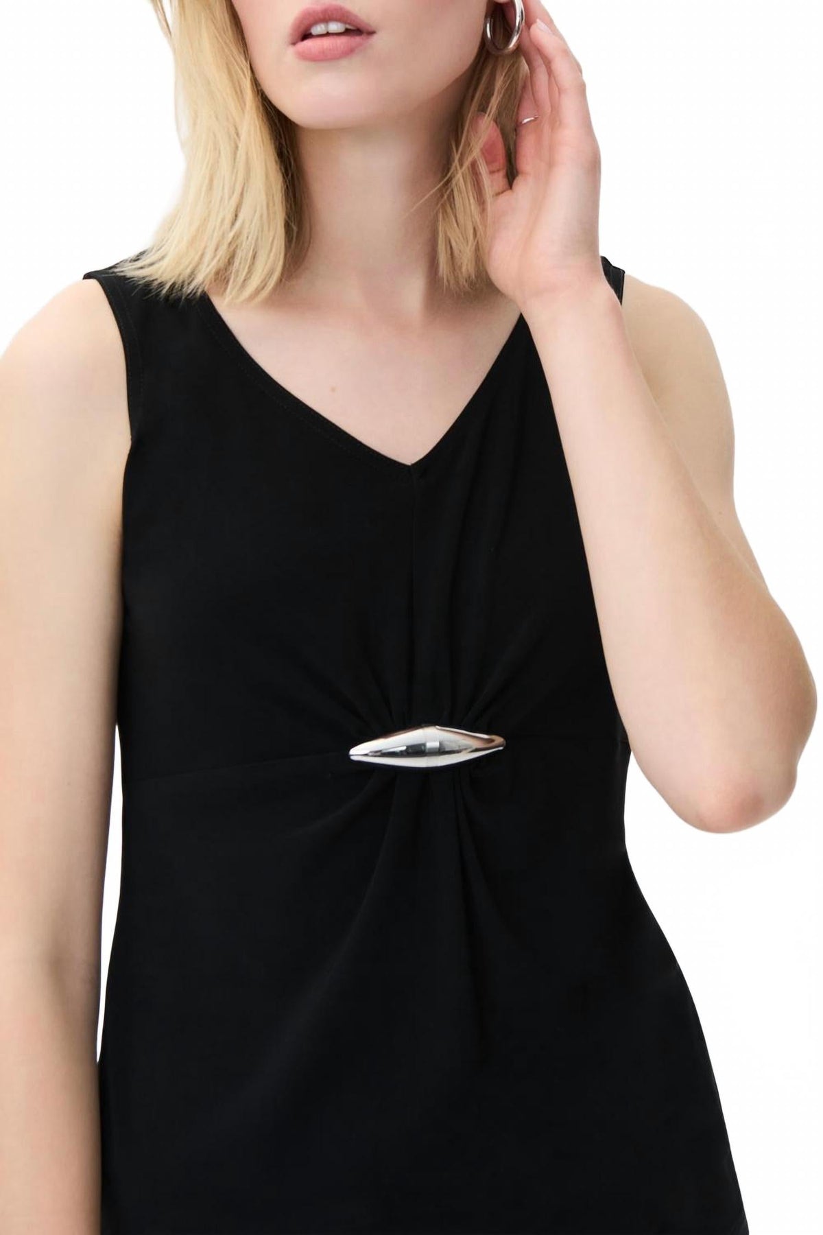 Top con cuello en V color negro