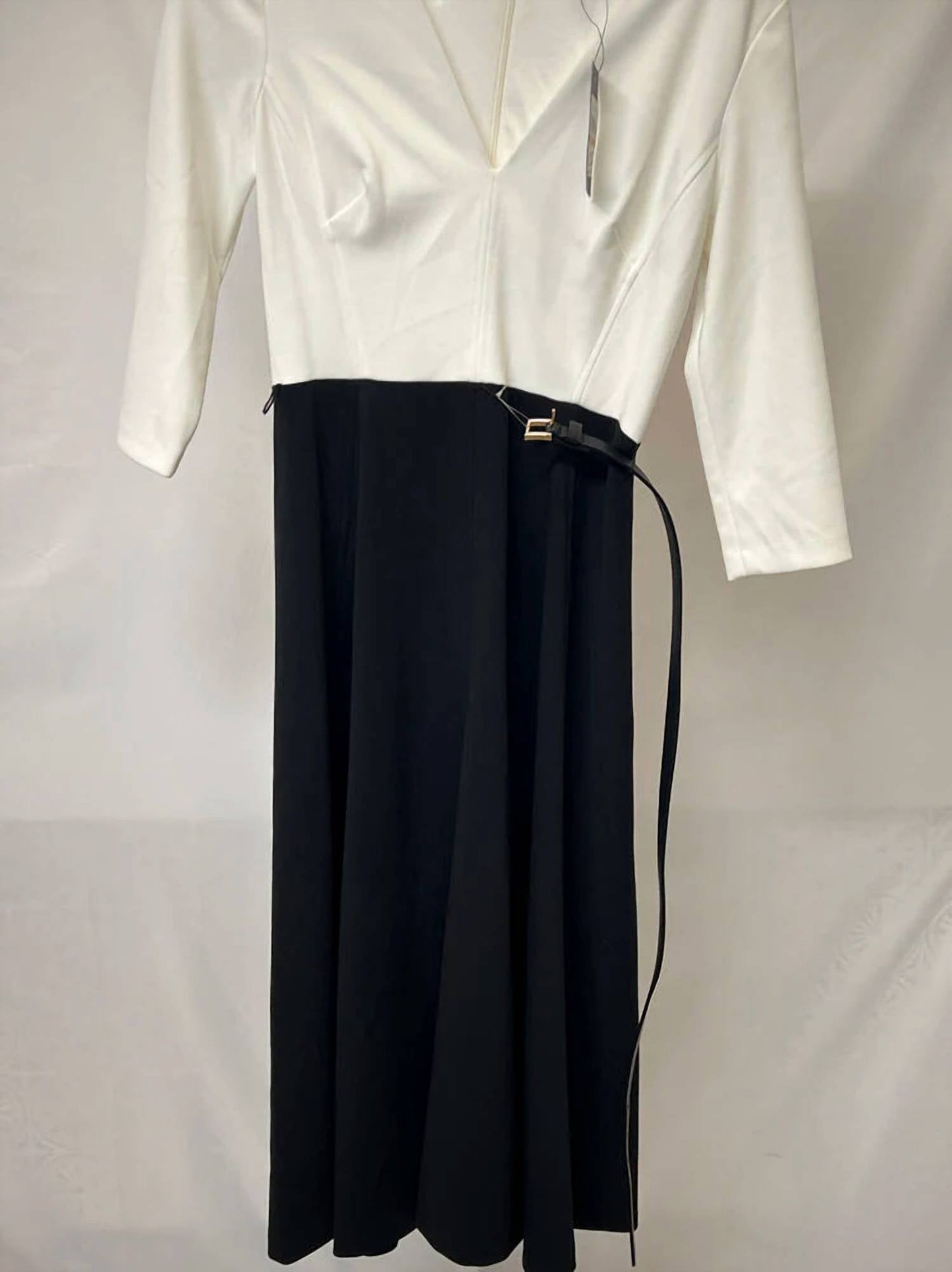 Vestido midi con cuello en V color negro y marfil