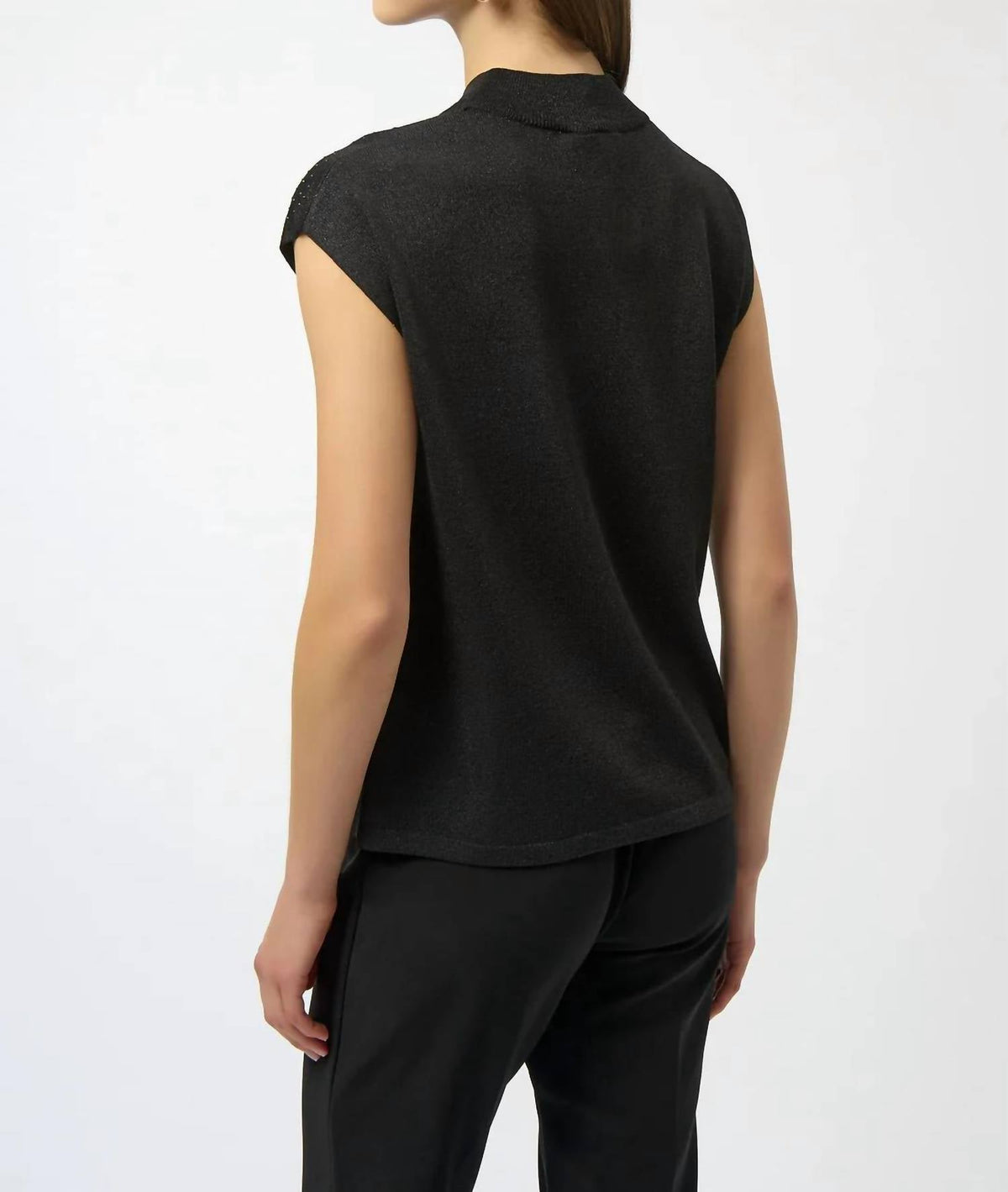 Top sin mangas con cuello alto color negro