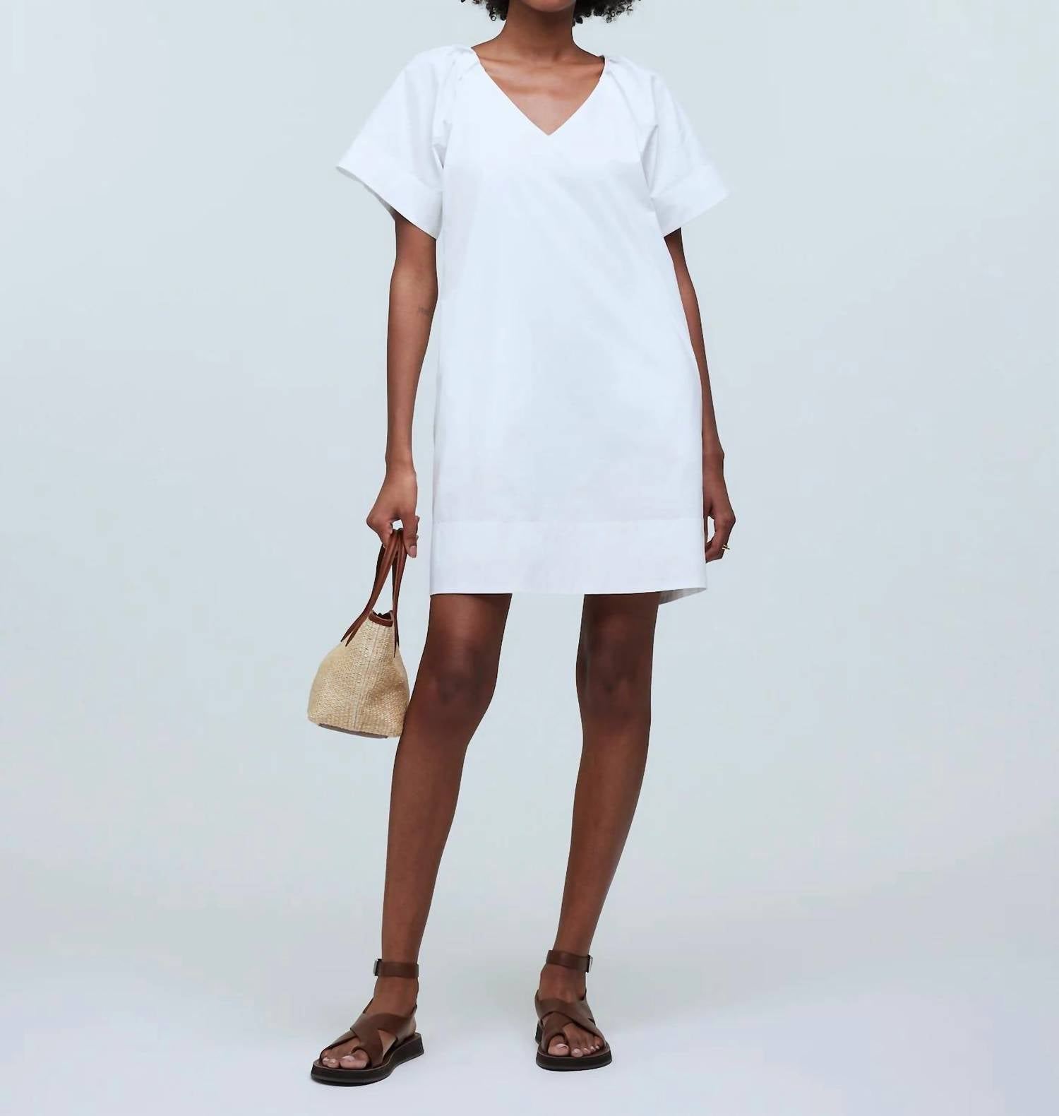 Vestido corto con cuello en V color blanco