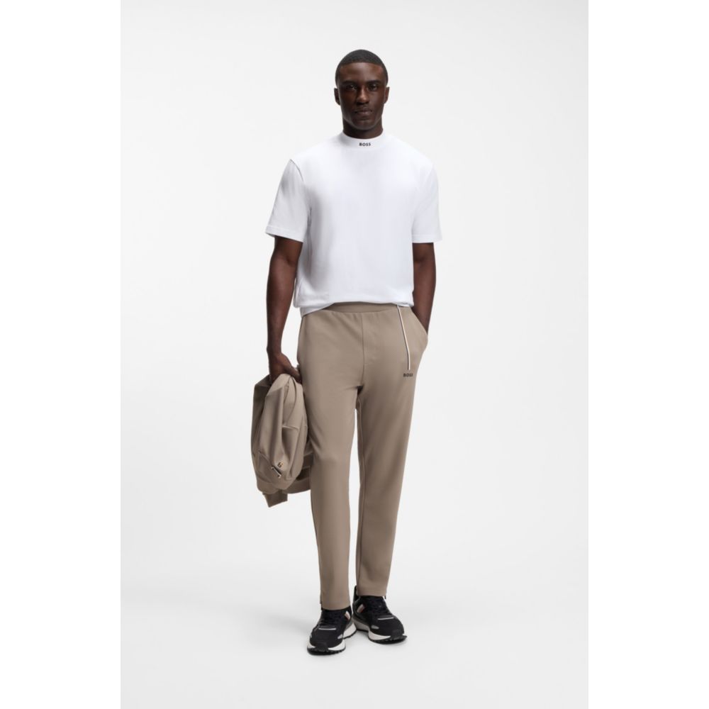 Camiseta de algodón con cuello alto de corte amplio
