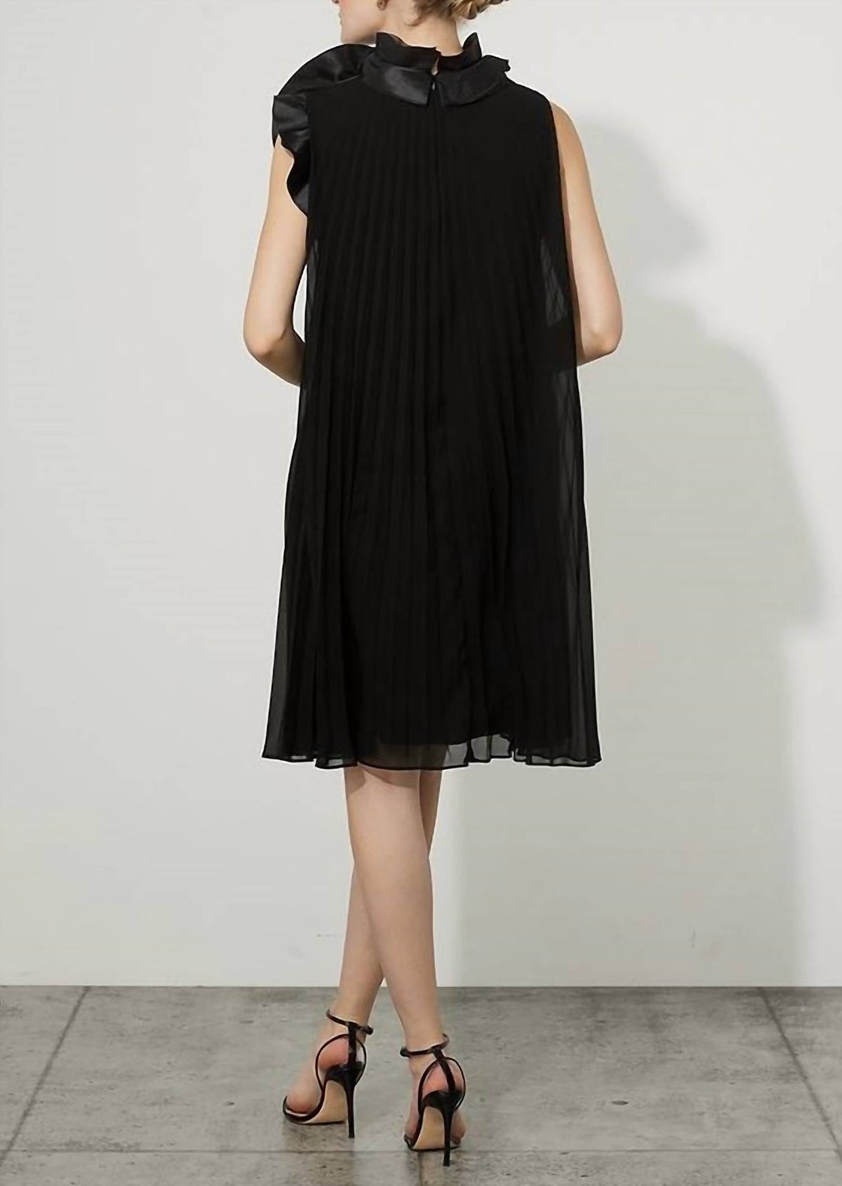 Vestido con pliegues color negro