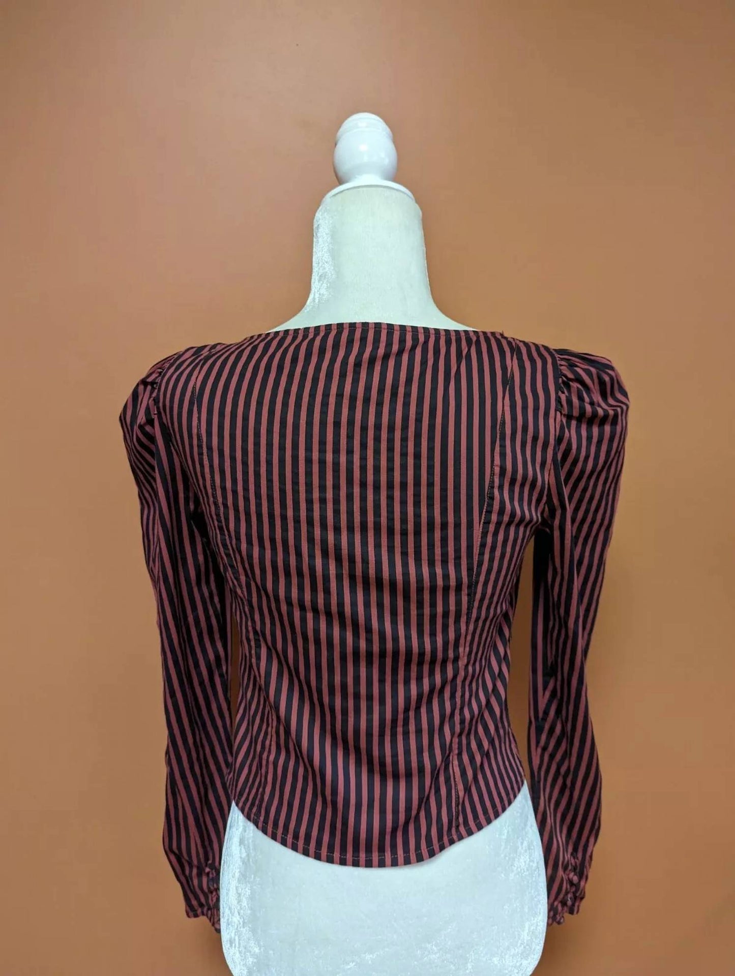 Top a rayas color negro y rojo