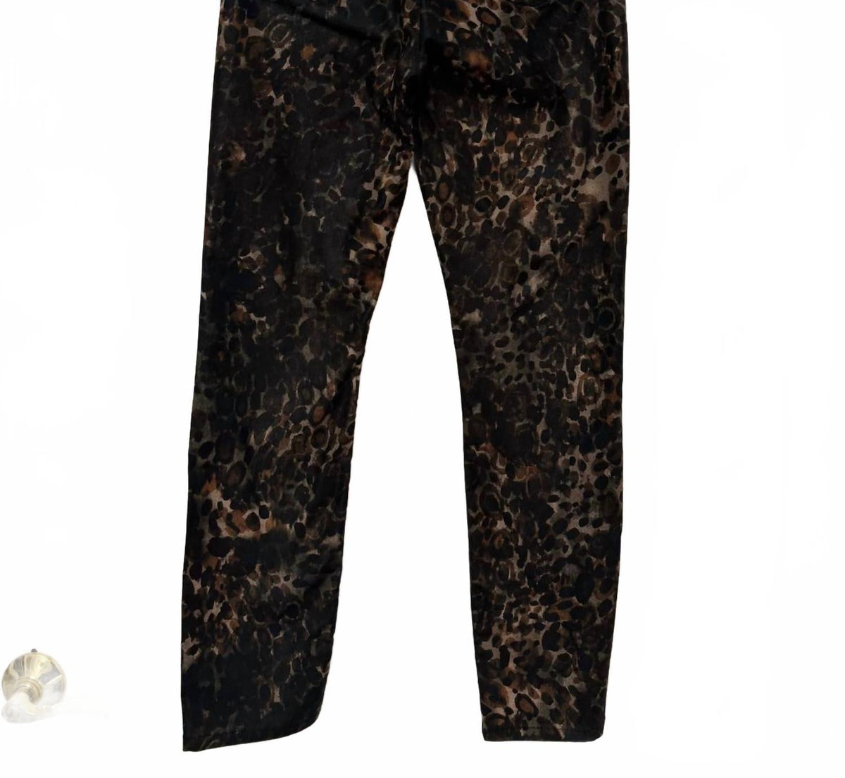 Jean de corte ajustado con estampado animal color negro