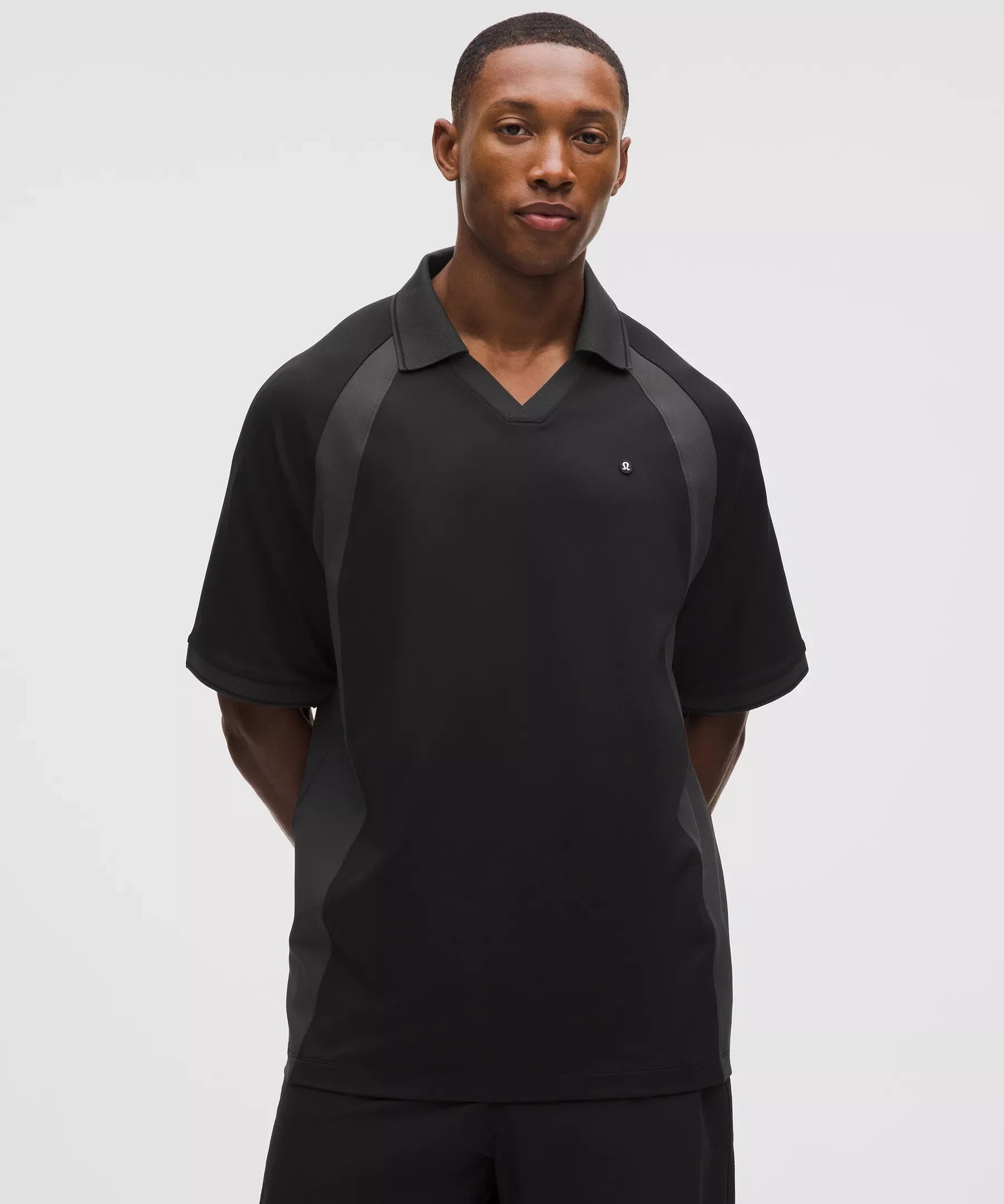 Polo de corte amplio