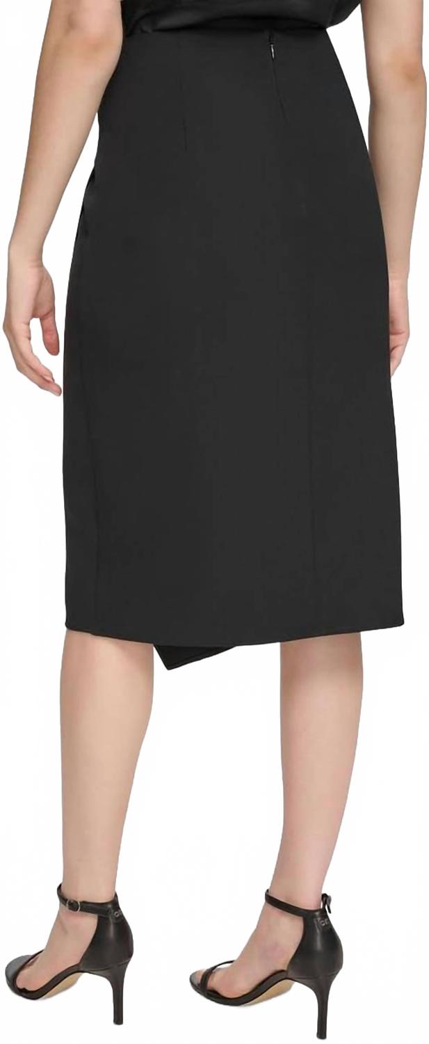 Falda con pliegues color negro
