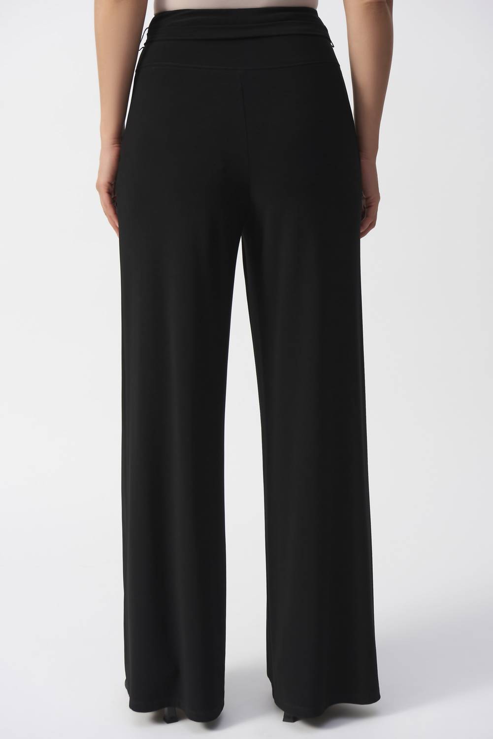 Pantalón de pierna ancha color negro