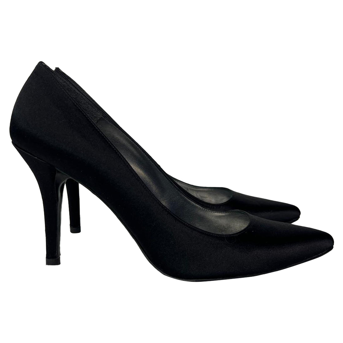 Tacones de satén color negro