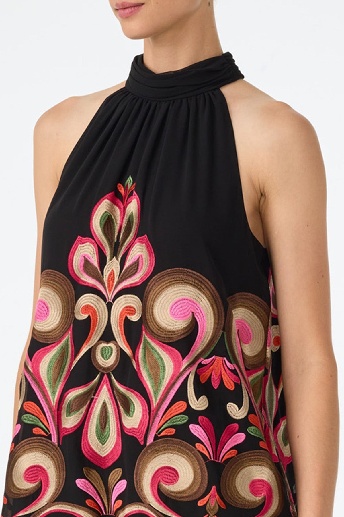 Vestido corto con bordado