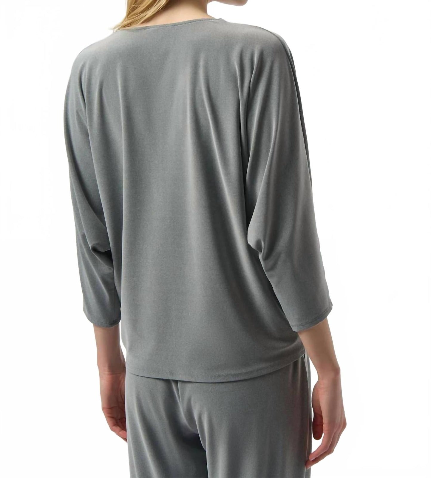 Top de manga larga con cuello en V color gris
