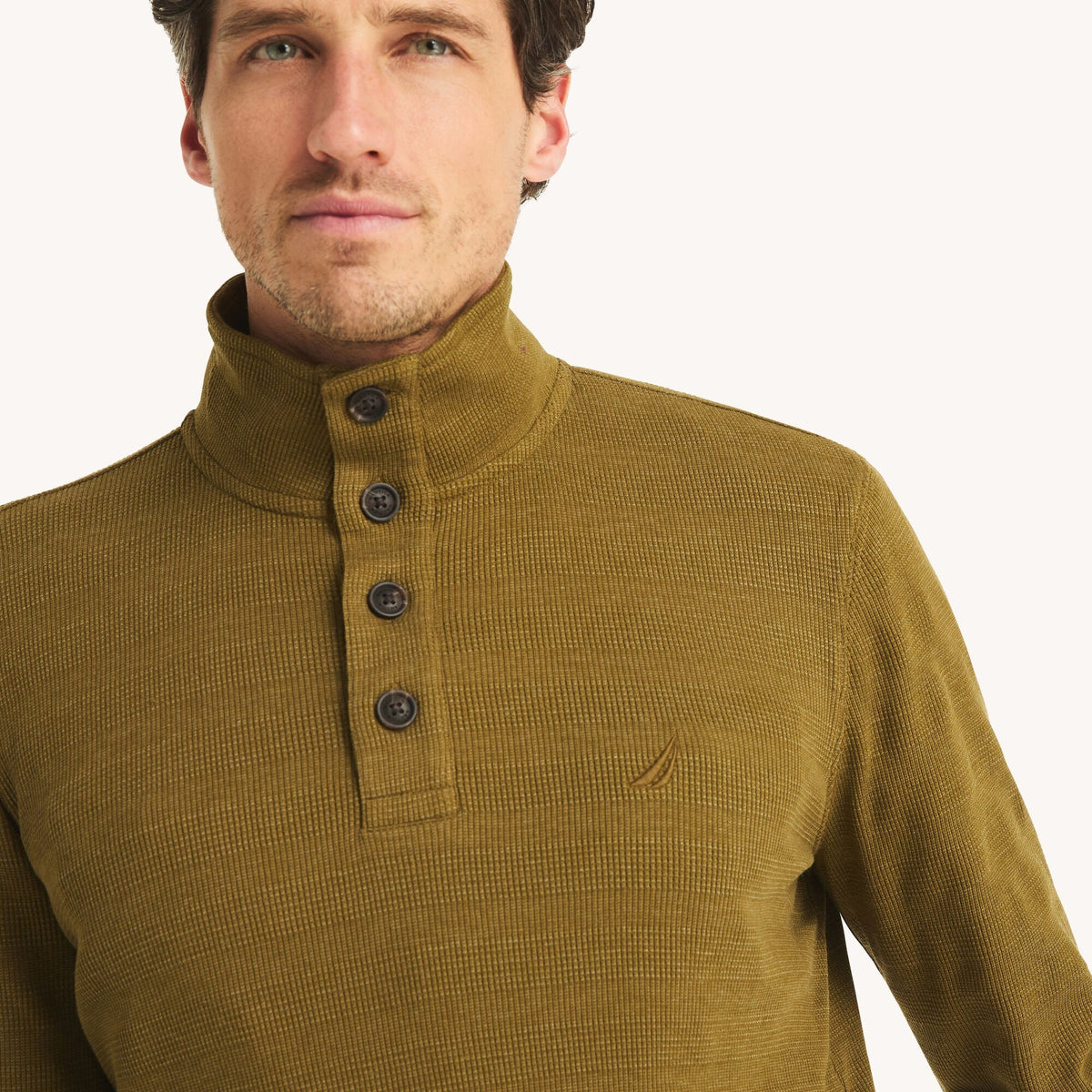 Suéter de hombre con cuello alto