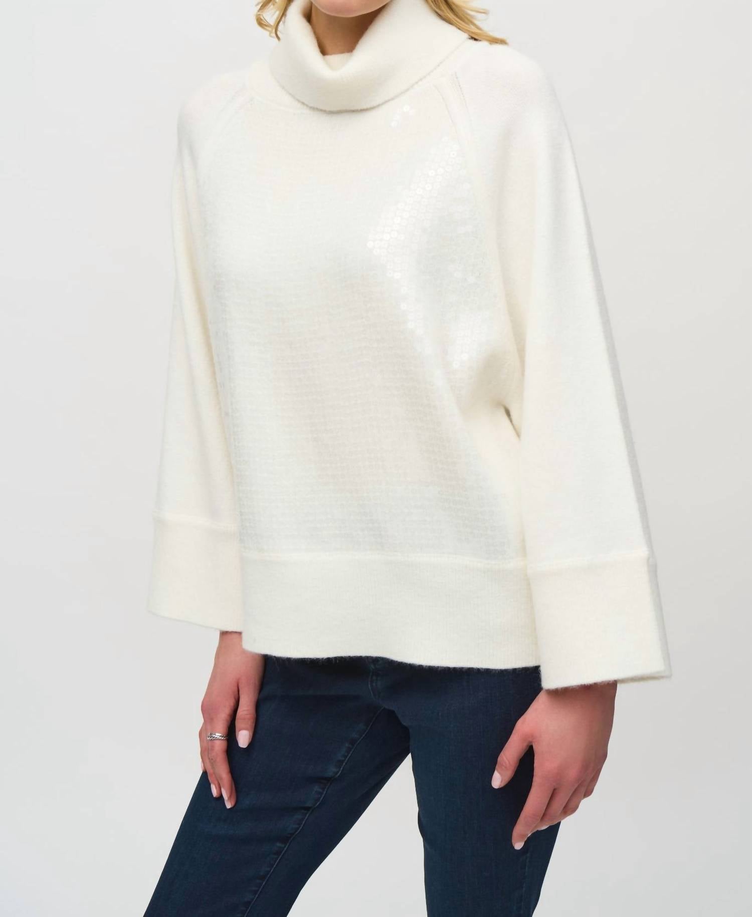 Suéter con cuello alto con lentejuelas color crema