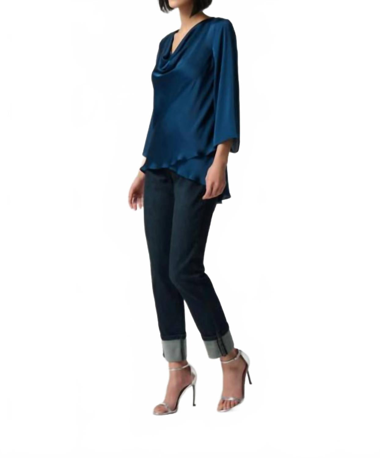 Blusa de mujer de satén color azul oscuro