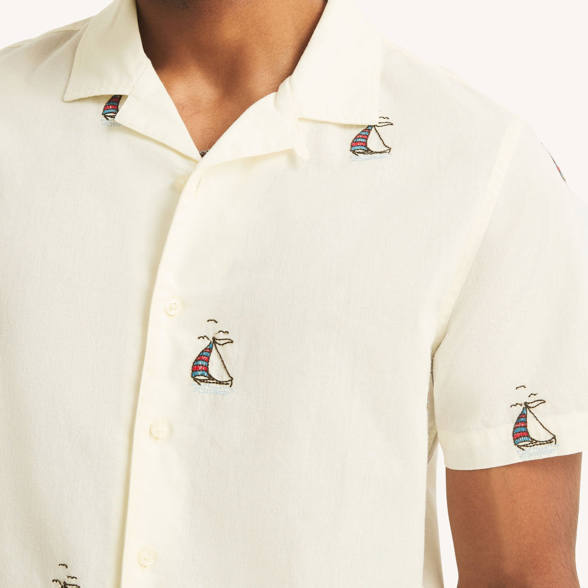 Camisa de hombre de manga corta con bordado