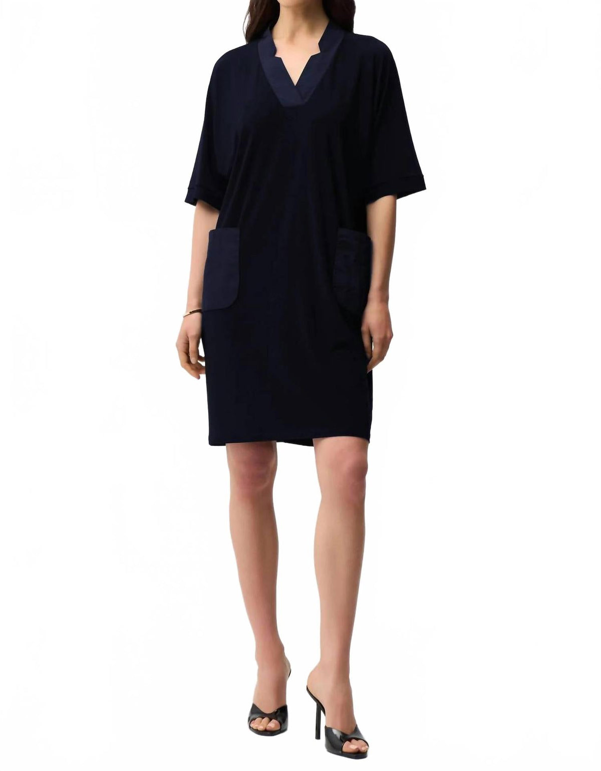 Vestido con cuello en V color negro