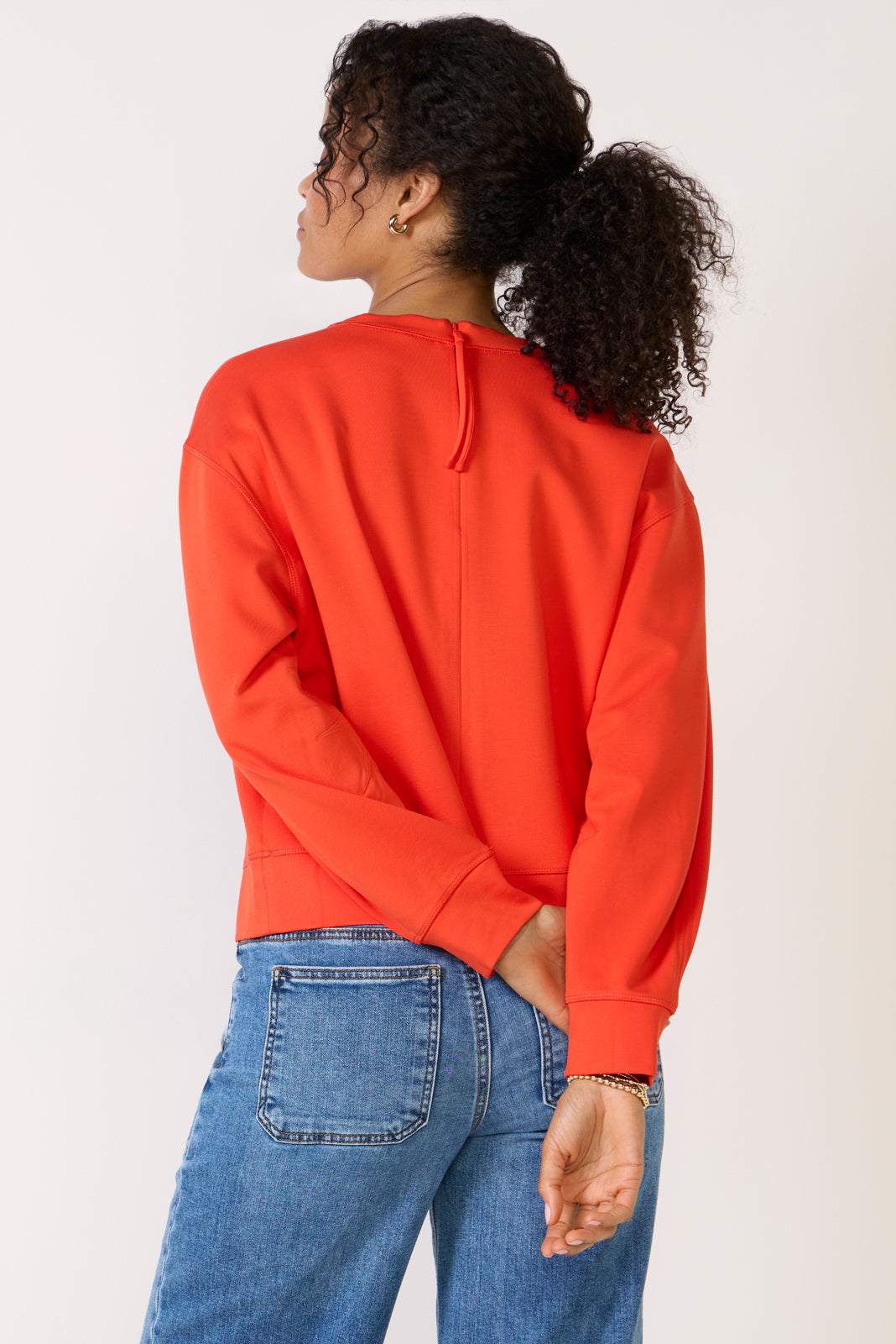 Top de mujer de manga larga con cuello redondo