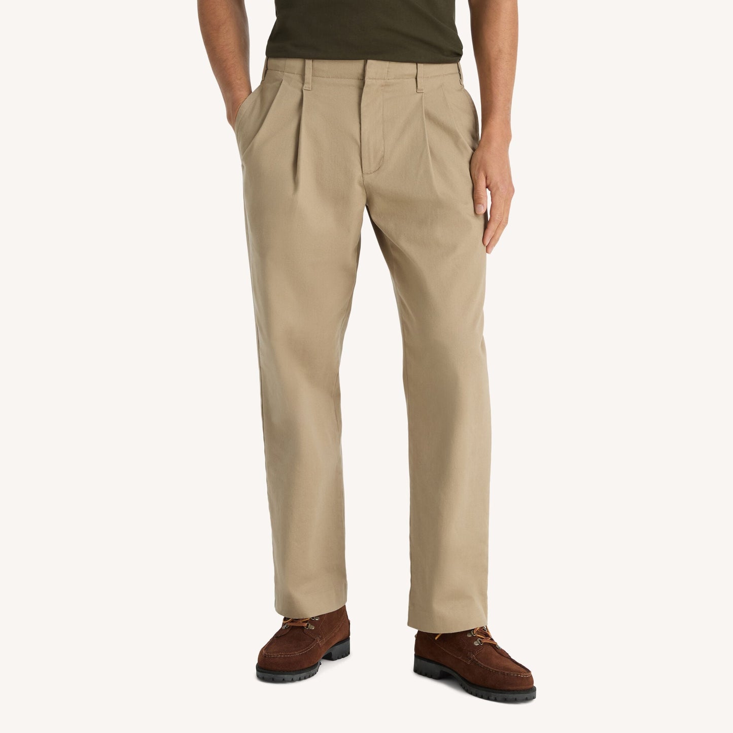 Pantalón de hombre con bordado con pliegues