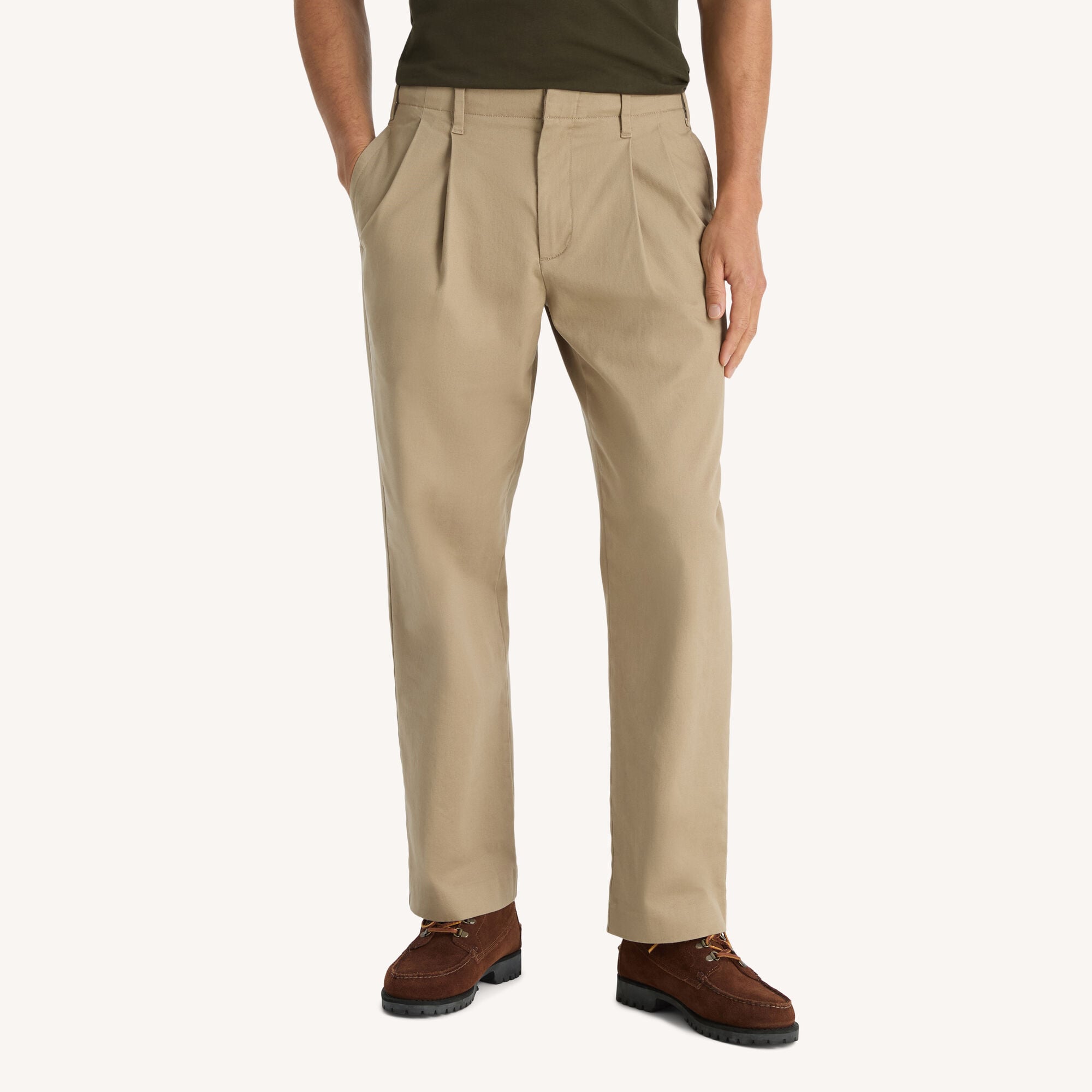 Pantalón de hombre con bordado con pliegues