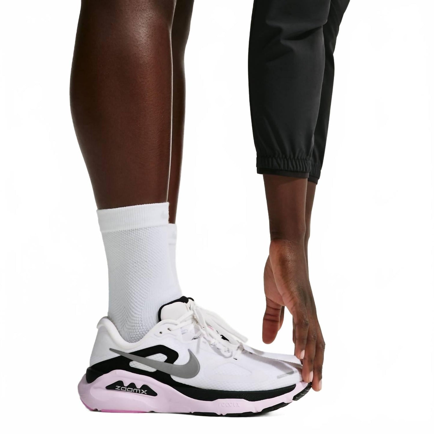 Tenis para correr de mujer color negro y blanco y plateado