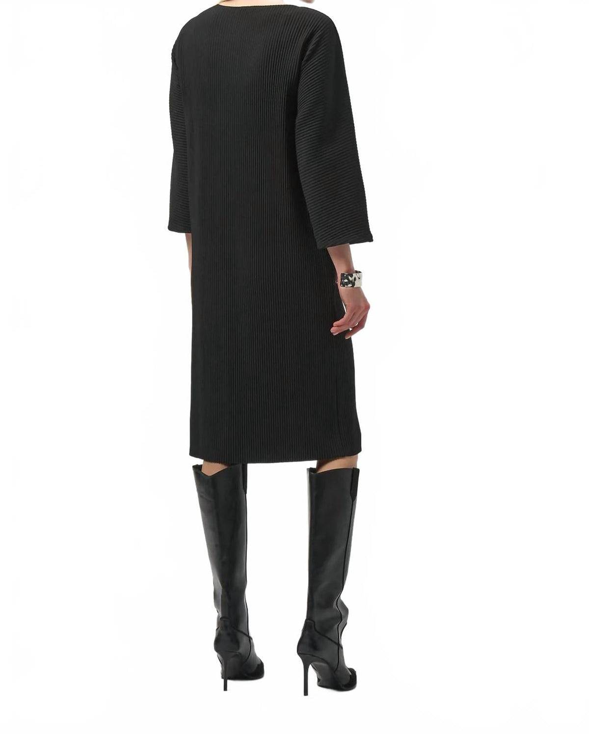 Vestido con cuello redondo con pliegues color negro