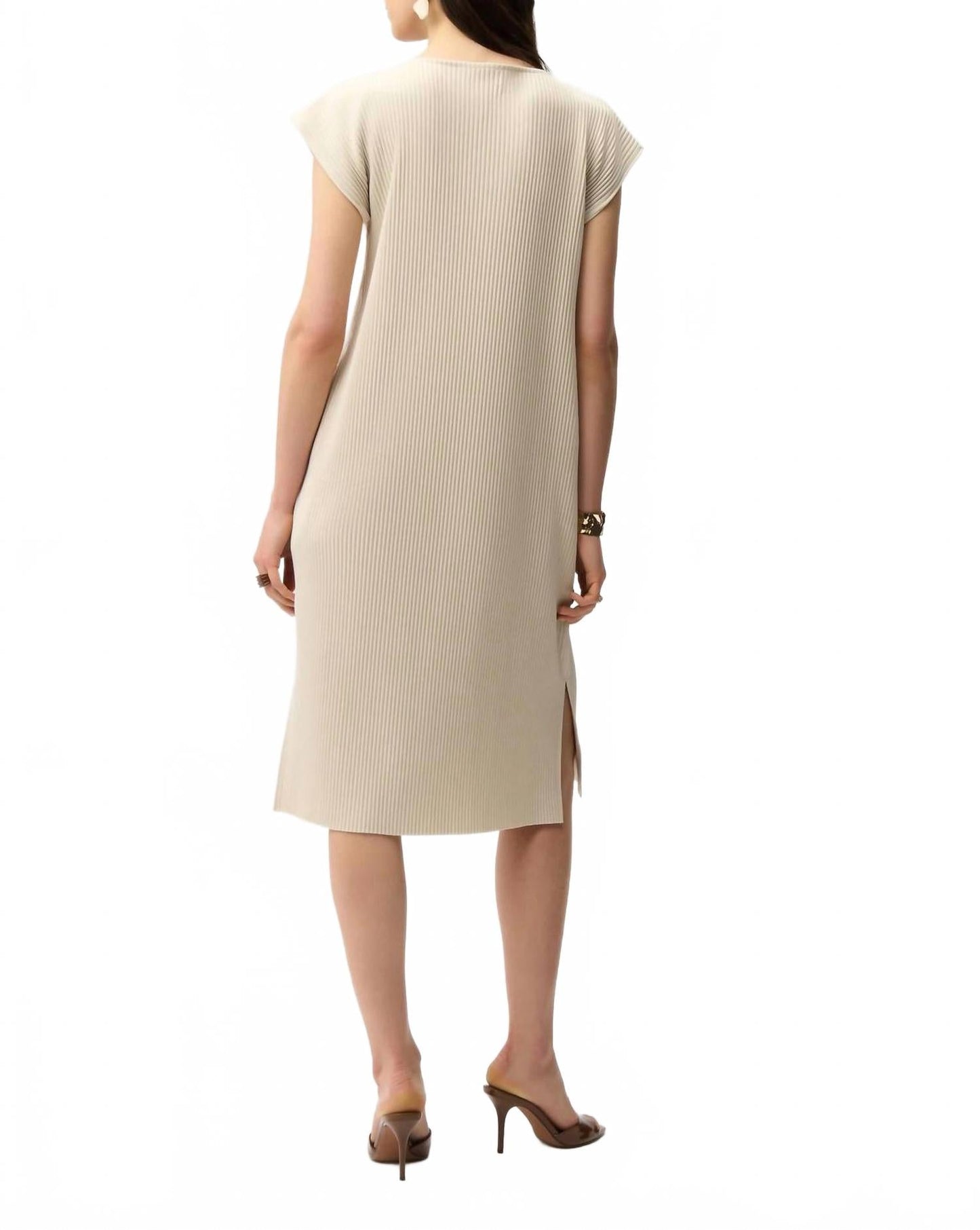 Vestido midi con cuello en V con pliegues