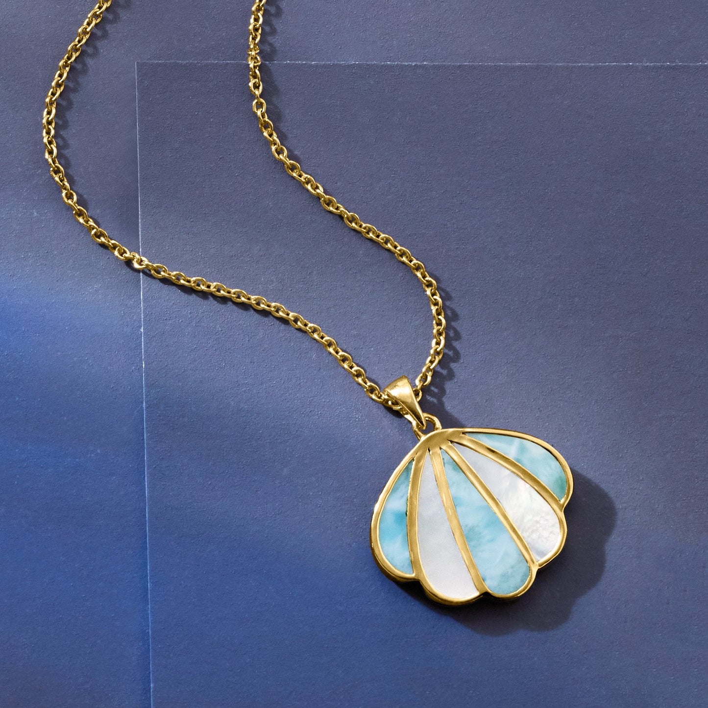 Ross-Simons Collar con Dije de Concha de Madreperla y Larimar en Oro de 18kt sobre Plata Esterlina