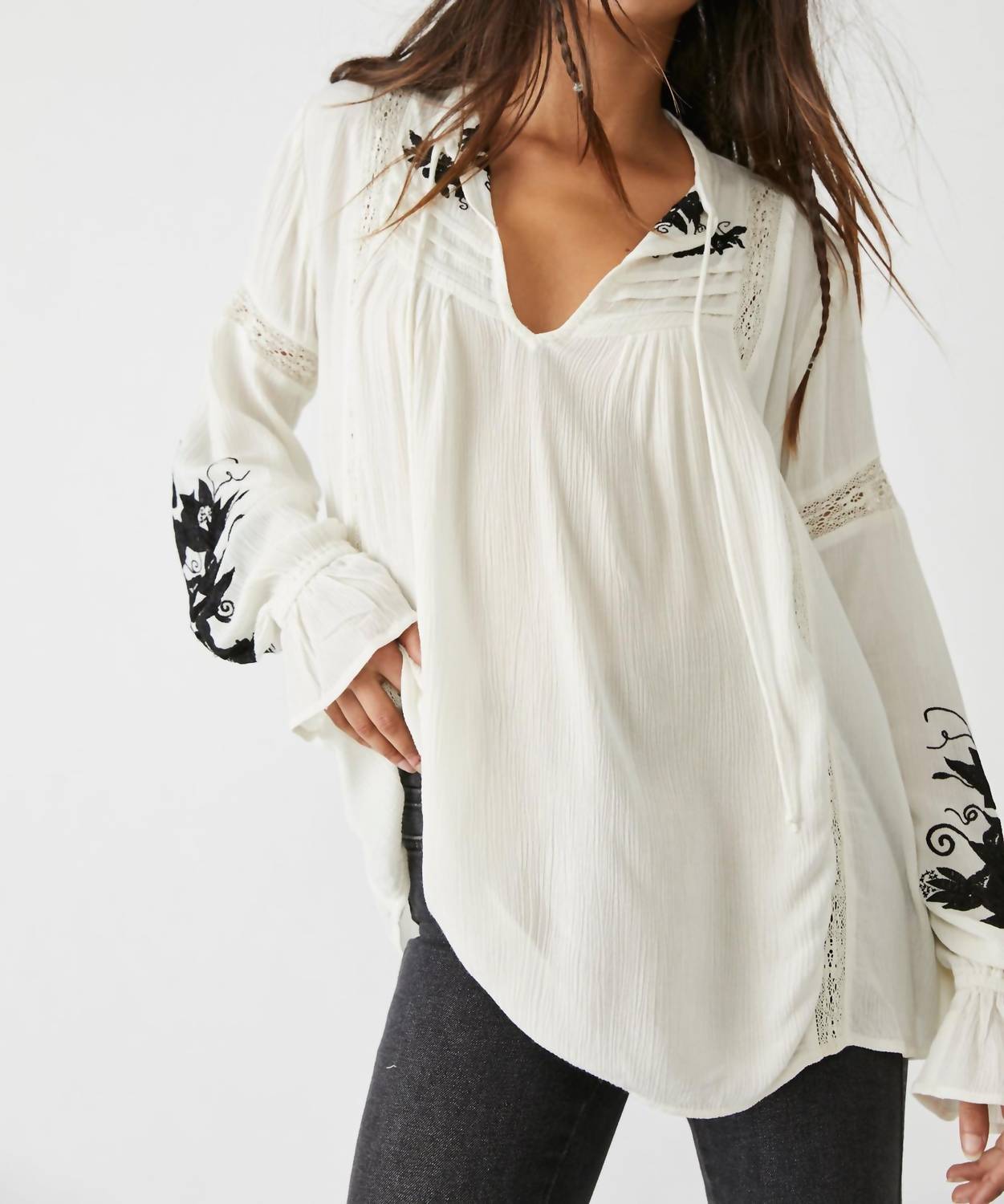 Top de manga larga con cuello en V con bordado color blanco