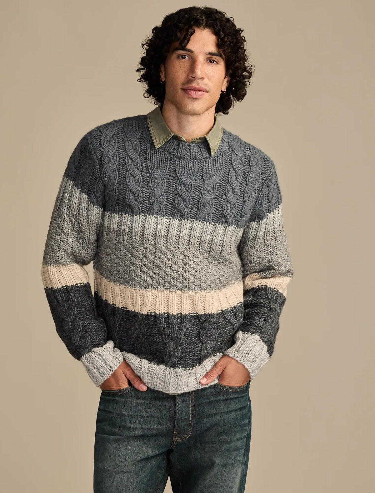Buzo de hombre con cuello redondo a rayas