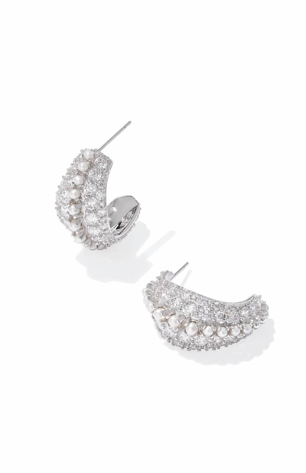 Aretes de mujer color blanco y plateado
