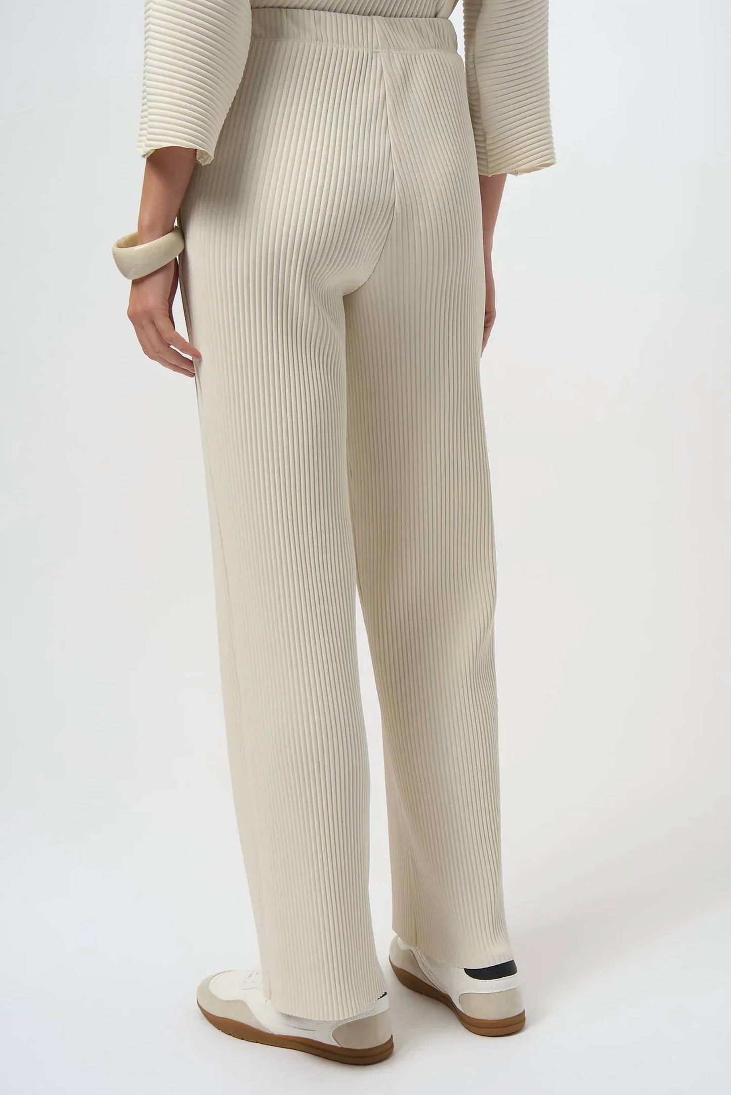 Pantalón de pierna ancha con pliegues
