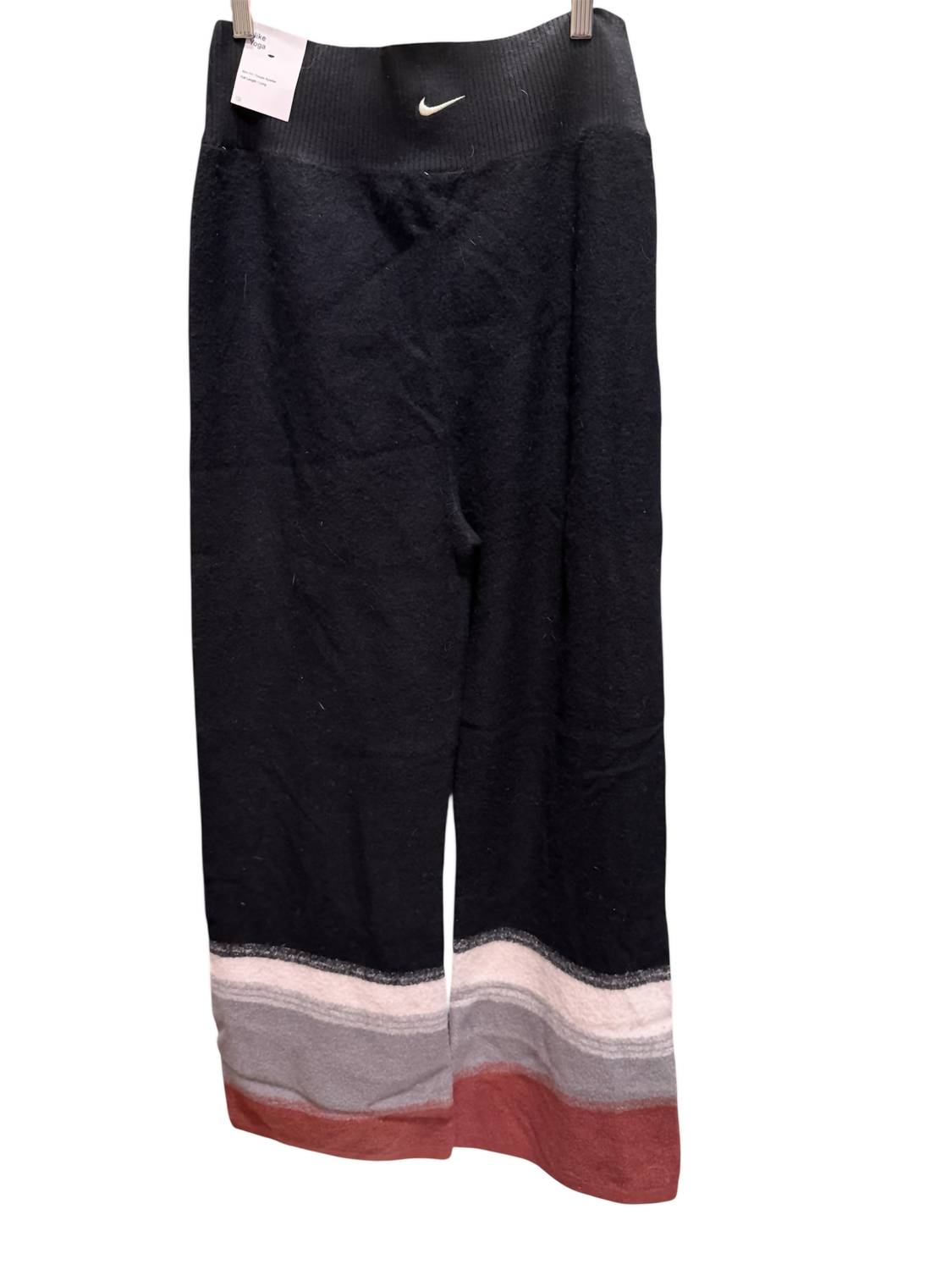 Pantalón de corte ajustado color negro