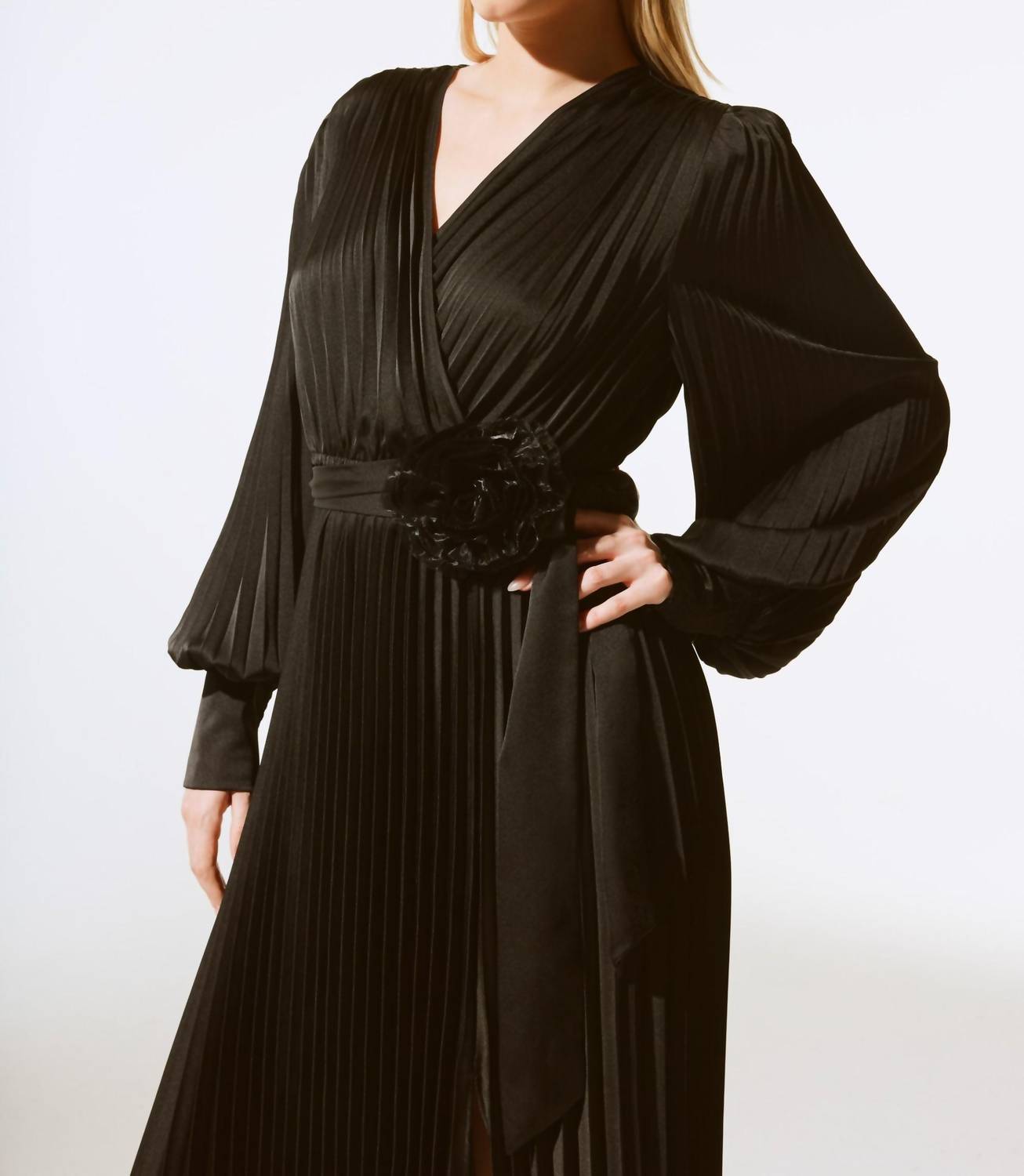 Vestido de satén midi con pliegues color negro