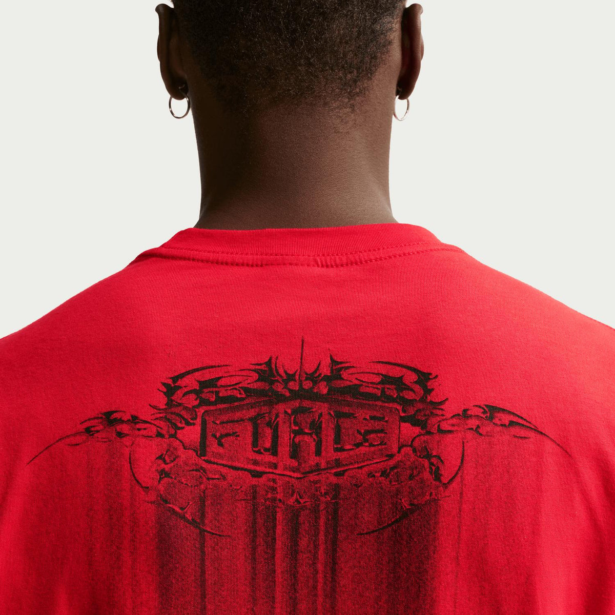 Camiseta color negro y rojo