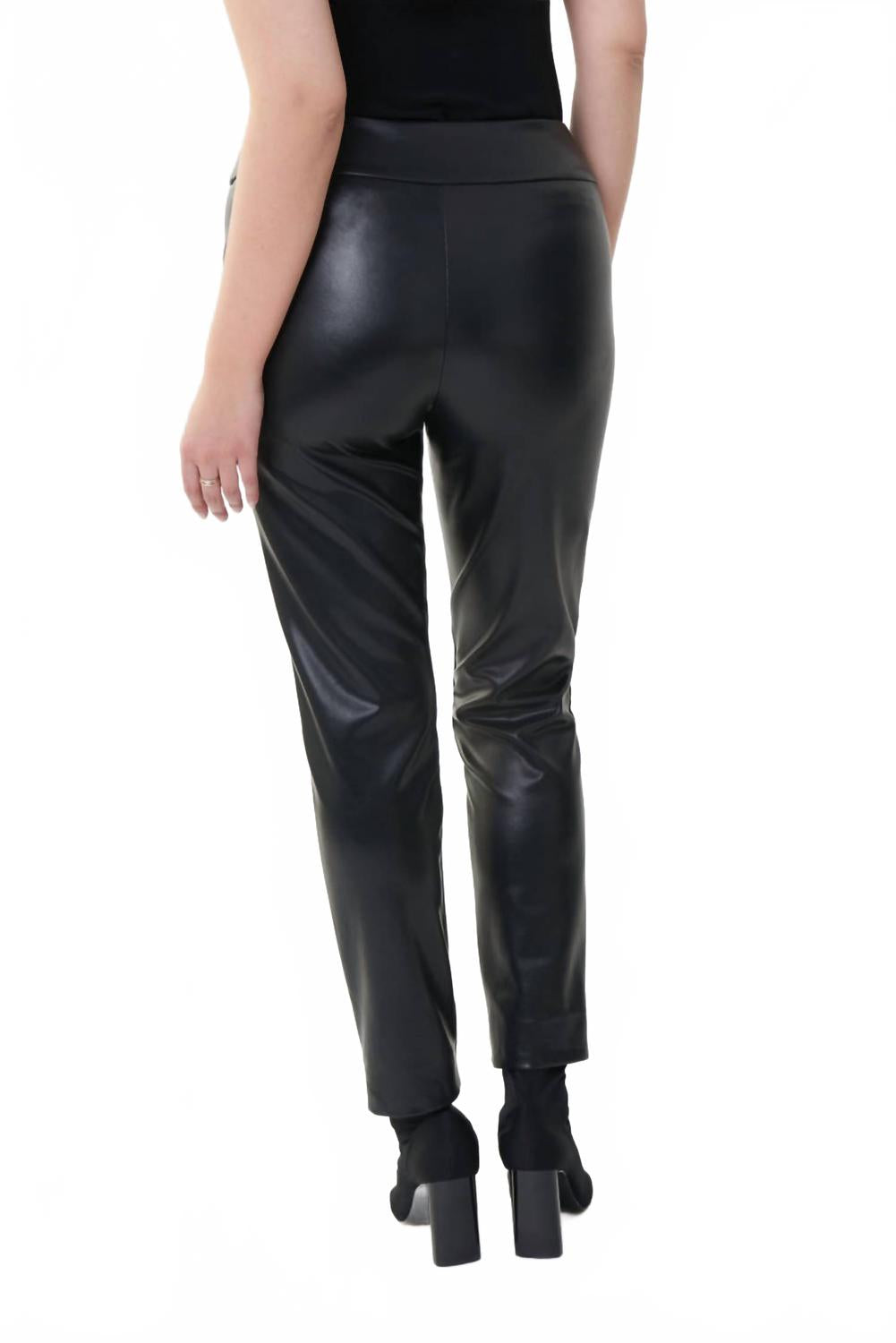 Pantalón de efecto cuero color negro