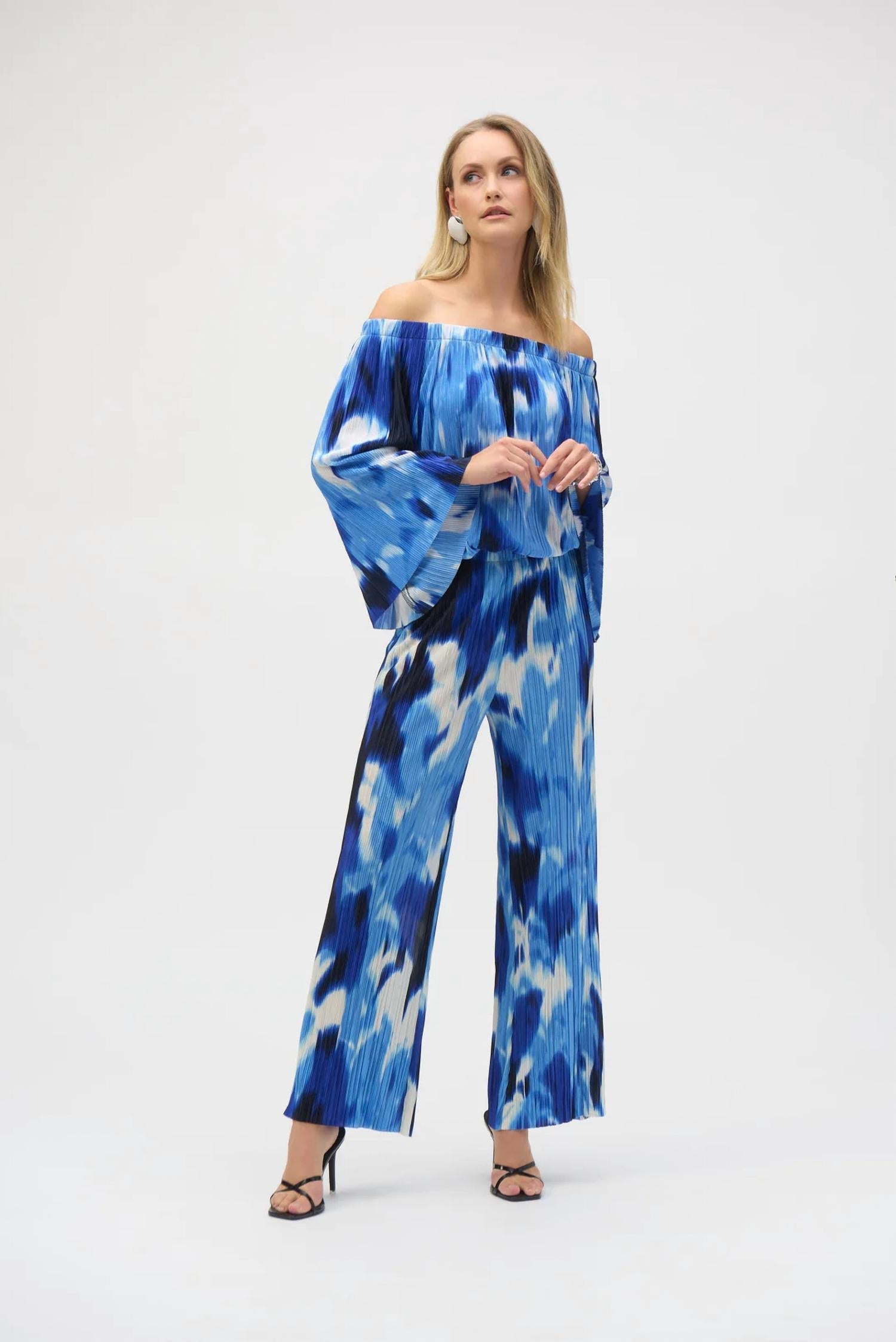 Top con hombros descubiertos con pliegues color azul