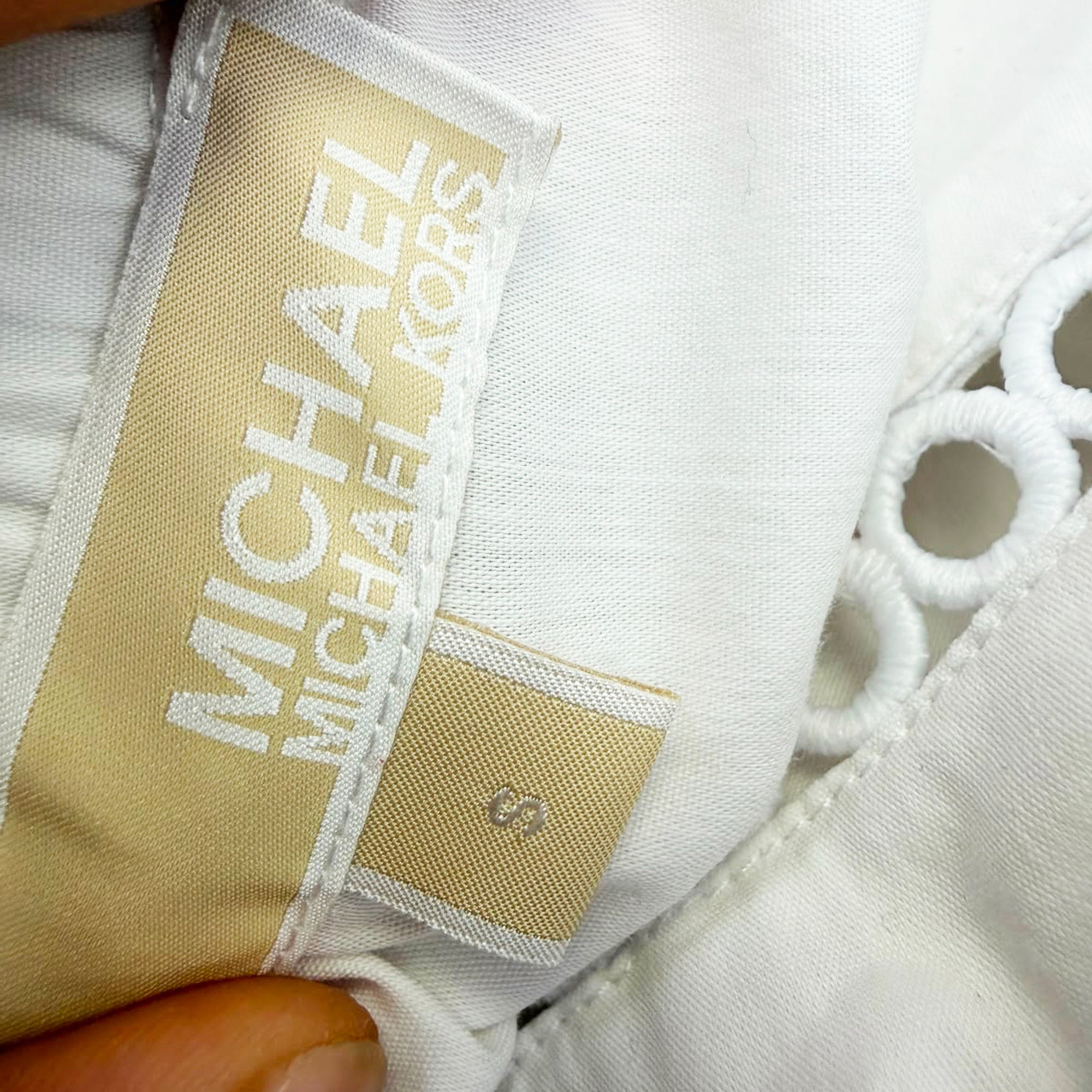 Top de algodón con hombros descubiertos con bordado color blanco