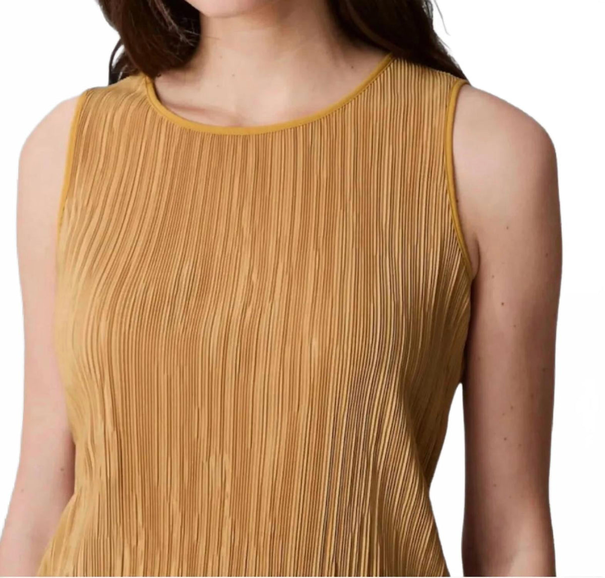 Camiseta sin mangas color amarillo y dorado