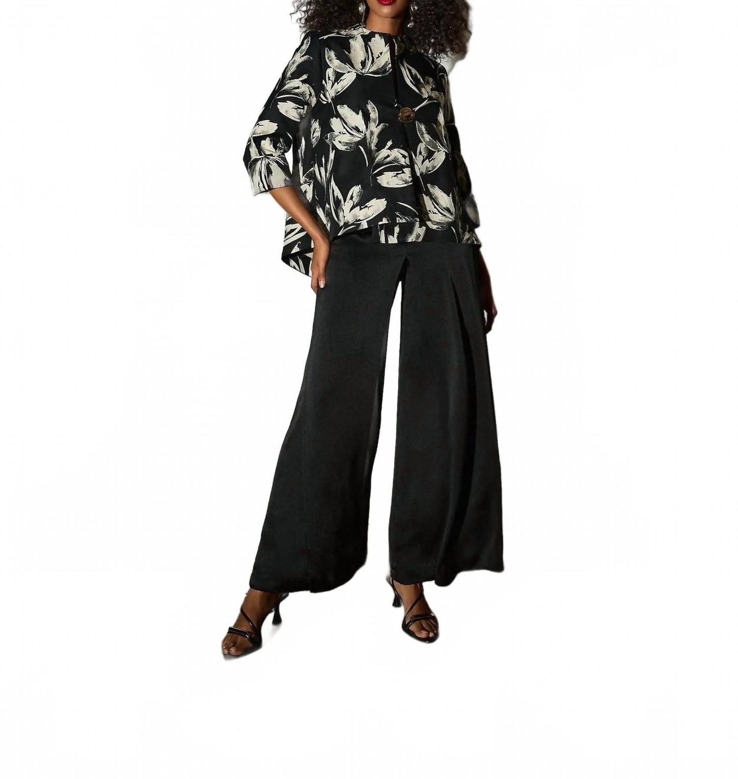 Chaqueta con estampado floral color negro y blanco