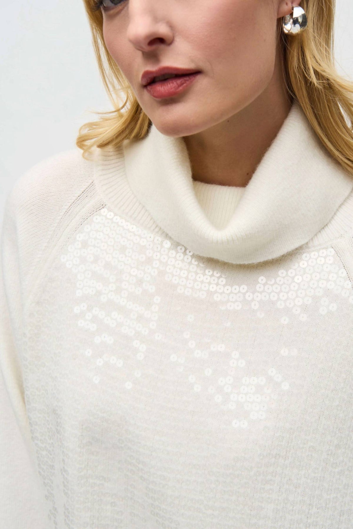 Suéter con cuello alto con lentejuelas color crema