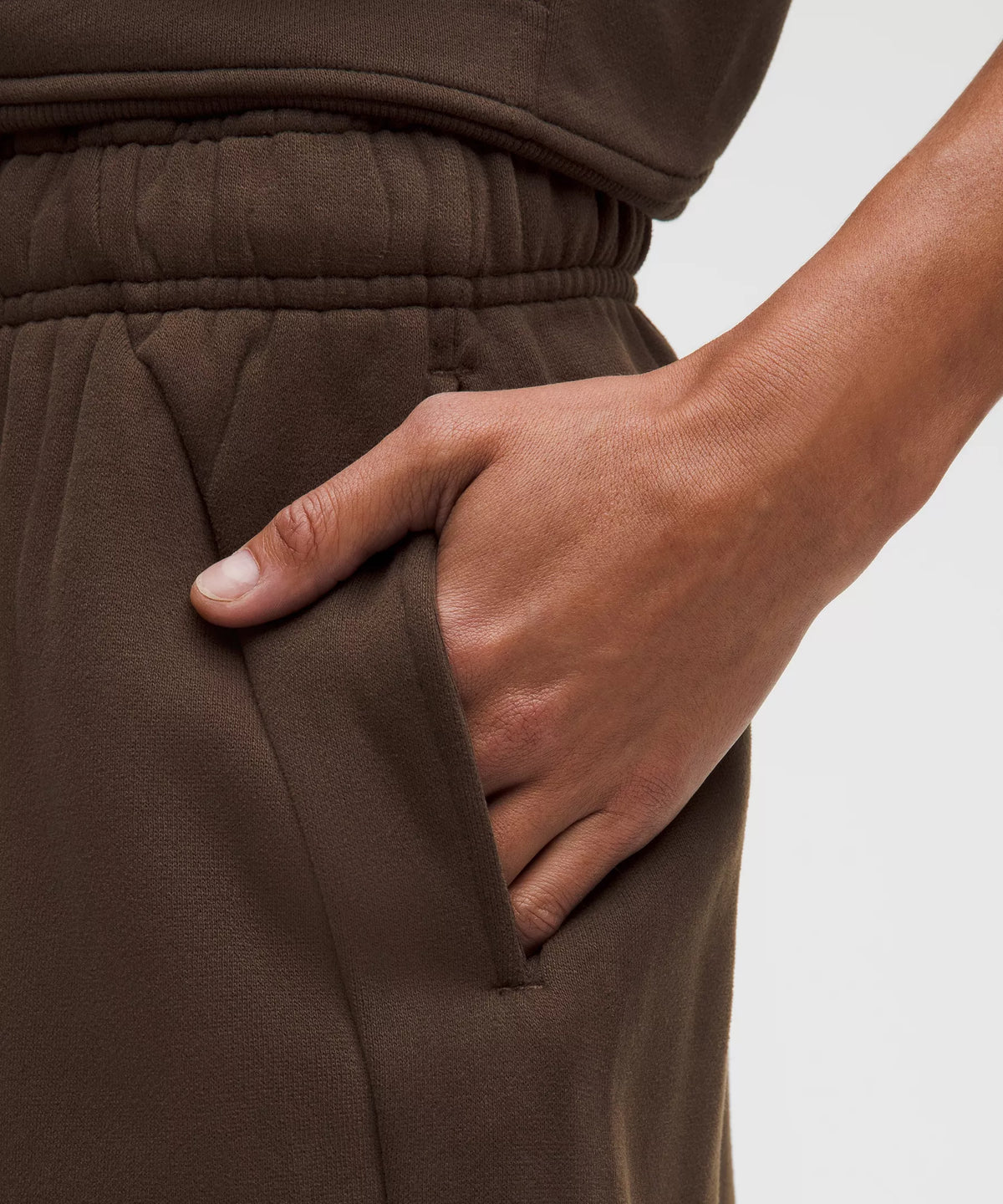 Pantalón deportivo de corte amplio de tiro medio