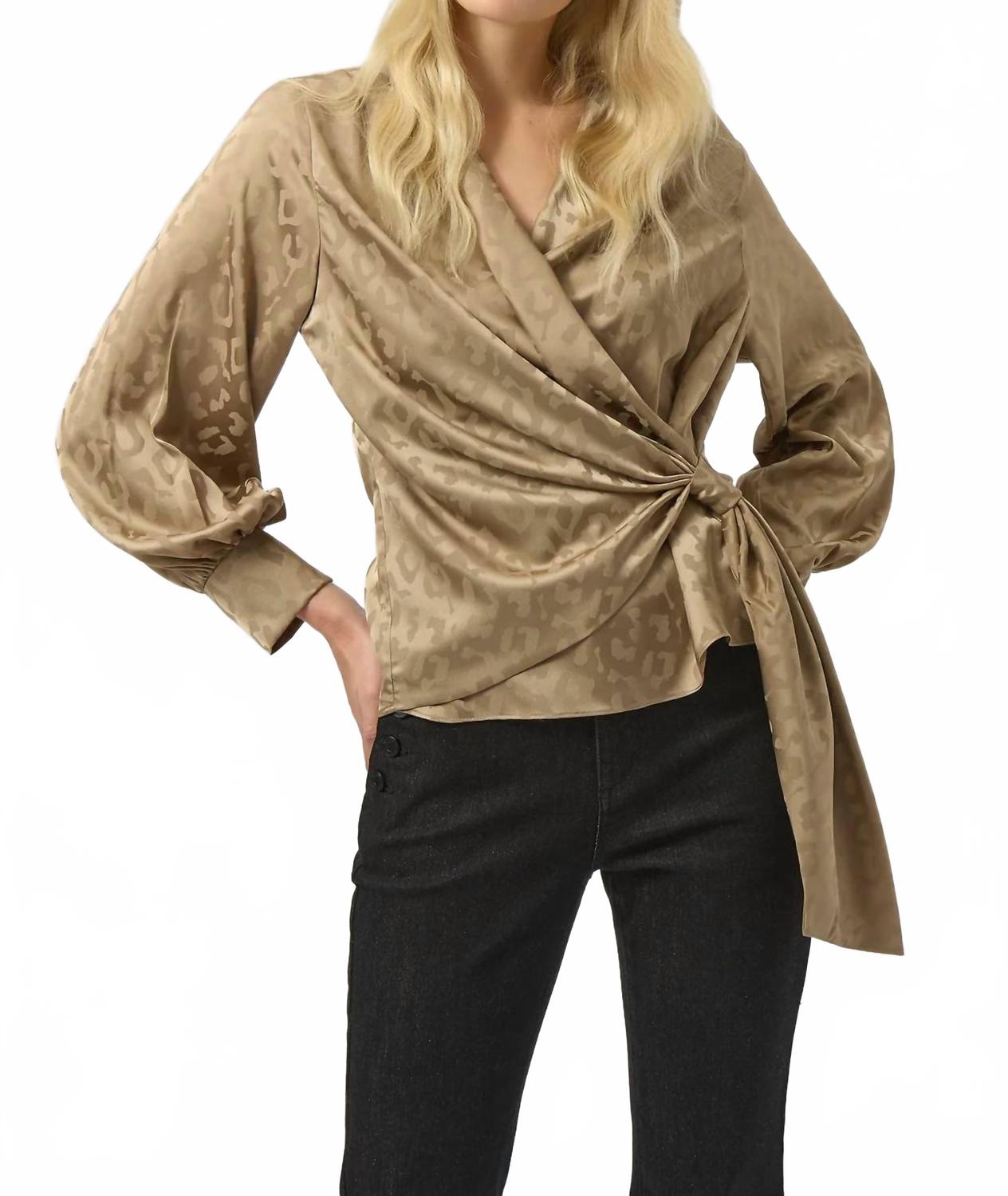 Top con estampado animal color taupe