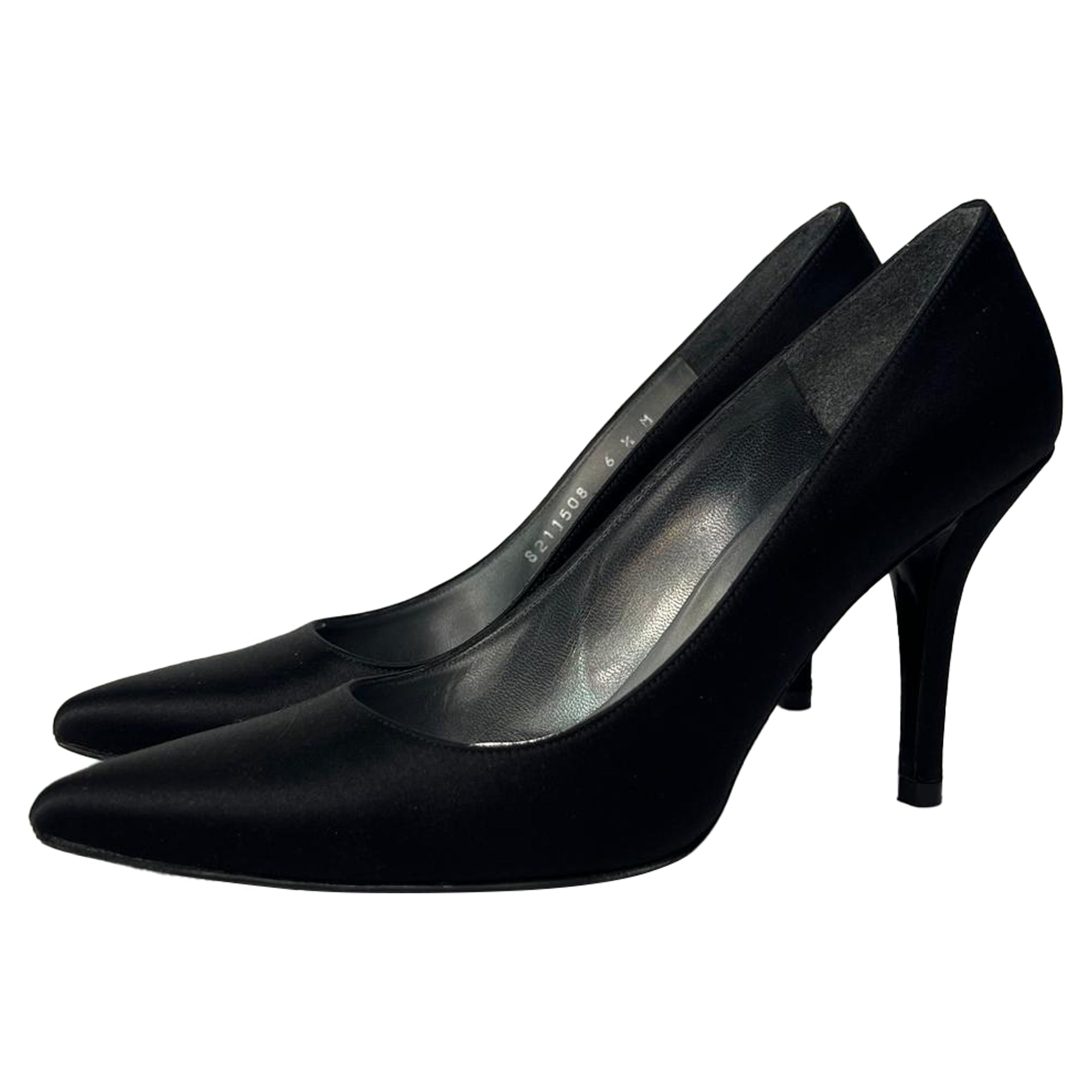 Tacones de satén color negro