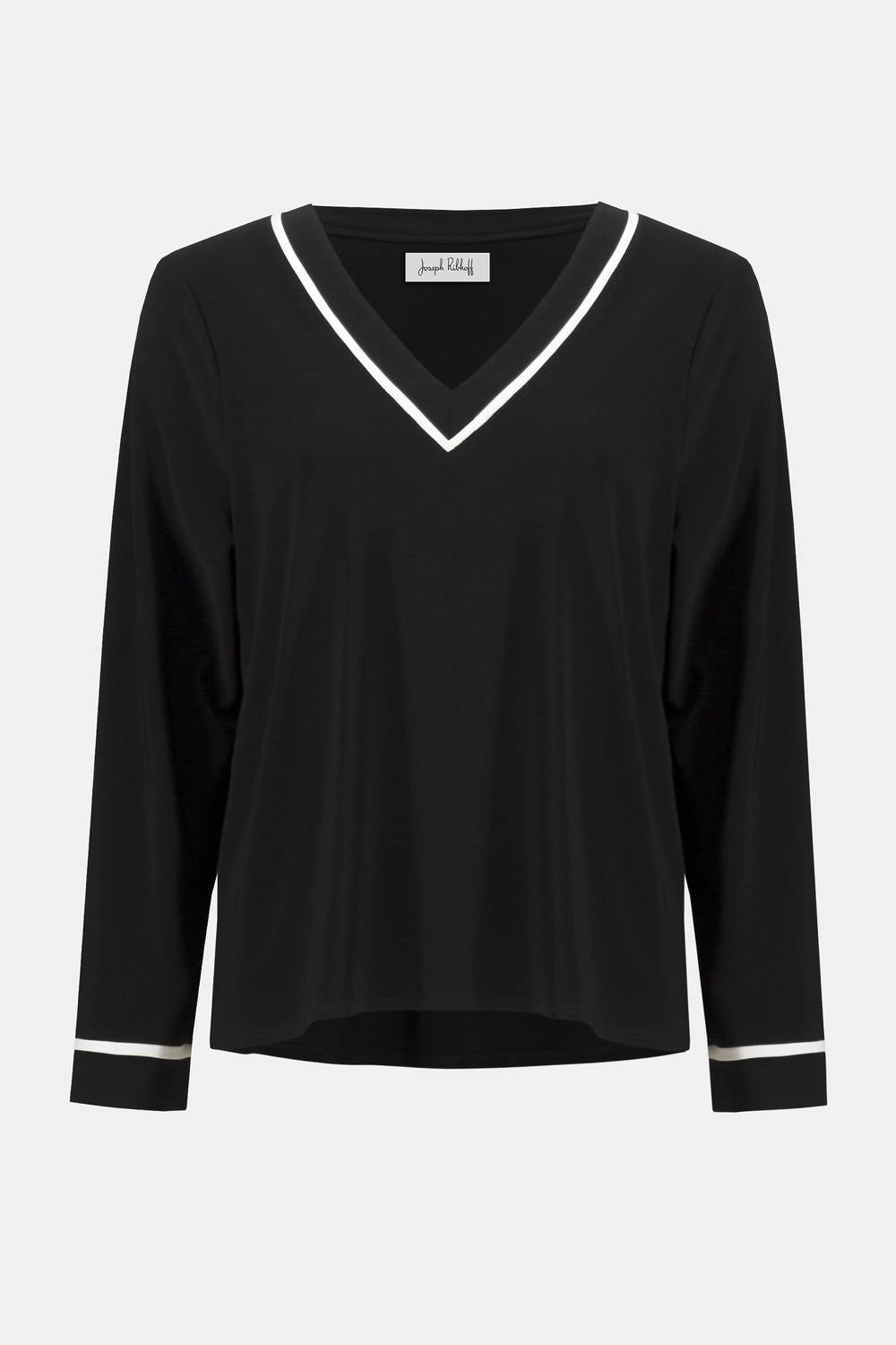 Top con cuello en V color negro