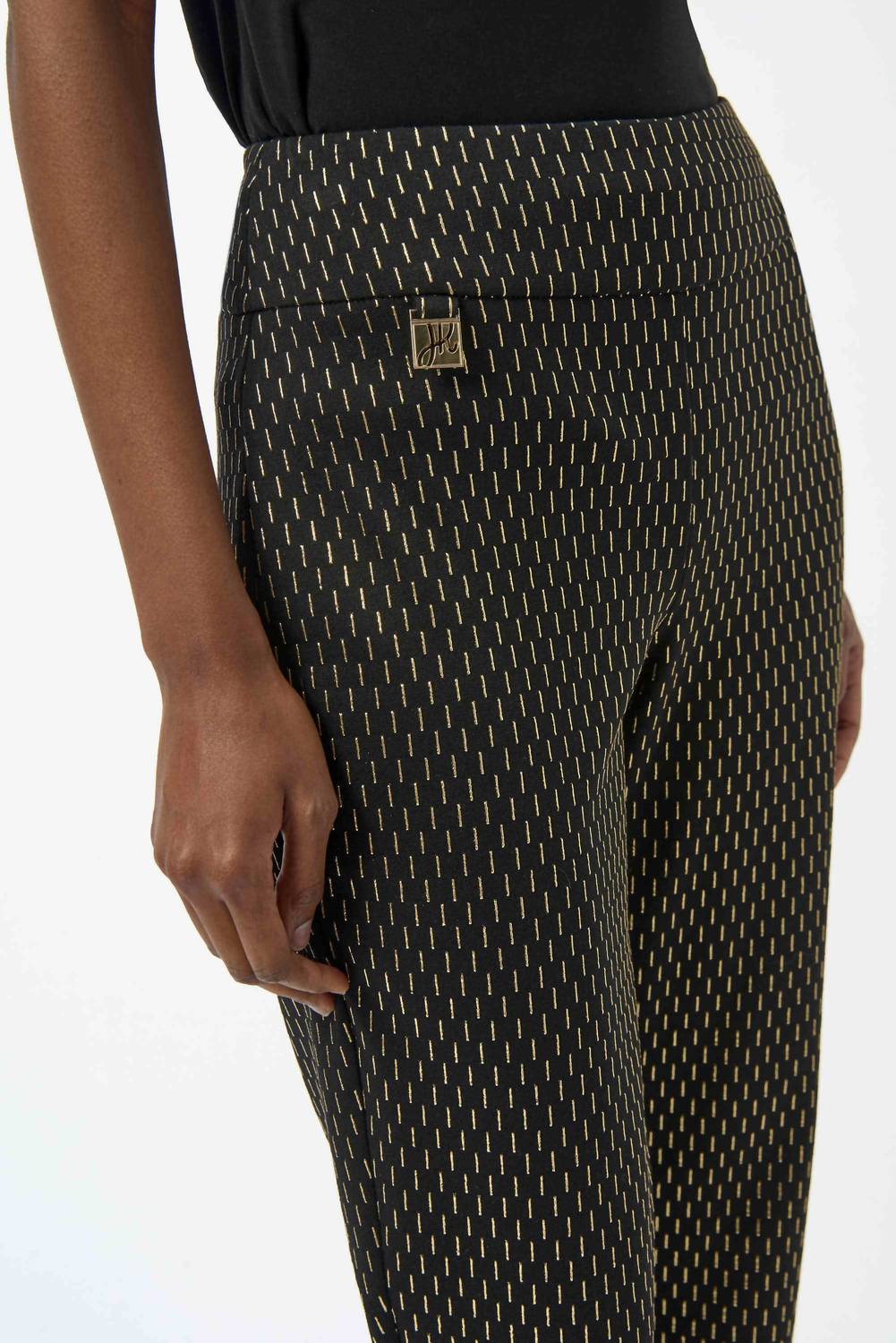 Pantalón color negro y dorado